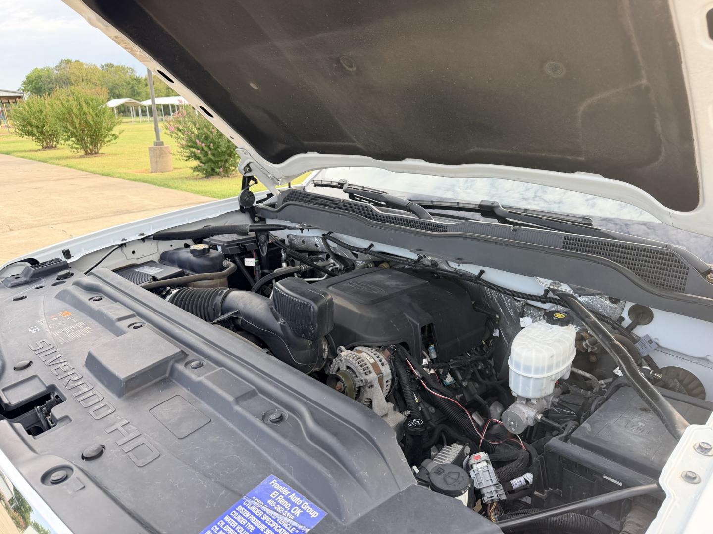 2018 Silver /GRAY Chevrolet Silverado 2500HD (1GB2CUEG0JZ) with an 6.0L V8 OHV 16V FFV engine, 6A transmission, located at 17760 Hwy 62, Morris, OK, 74445, (918) 733-4887, 35.609104, -95.877060 - 2018 CHEVY SILVERADO 2500 HD 2WD BI-FUEL SYSTEM THAT RUNS ON CNG OR GASOLINE WITH 6.0L V8 ENIGINE. IT FEATURES POWER LOCKS, POWER WINDOWS, MANUAL SEATS, VINLY INTERIOR, CRUSIE CONTROL, TRACTION CONTROL, BACKUP CAMERA, AM/FM RADIO, BLUETOOTH RADIO, NO BACK SEAT HAS OPEN TOOL BOX, (ADDITIONAL BACK SEA- Photo#25