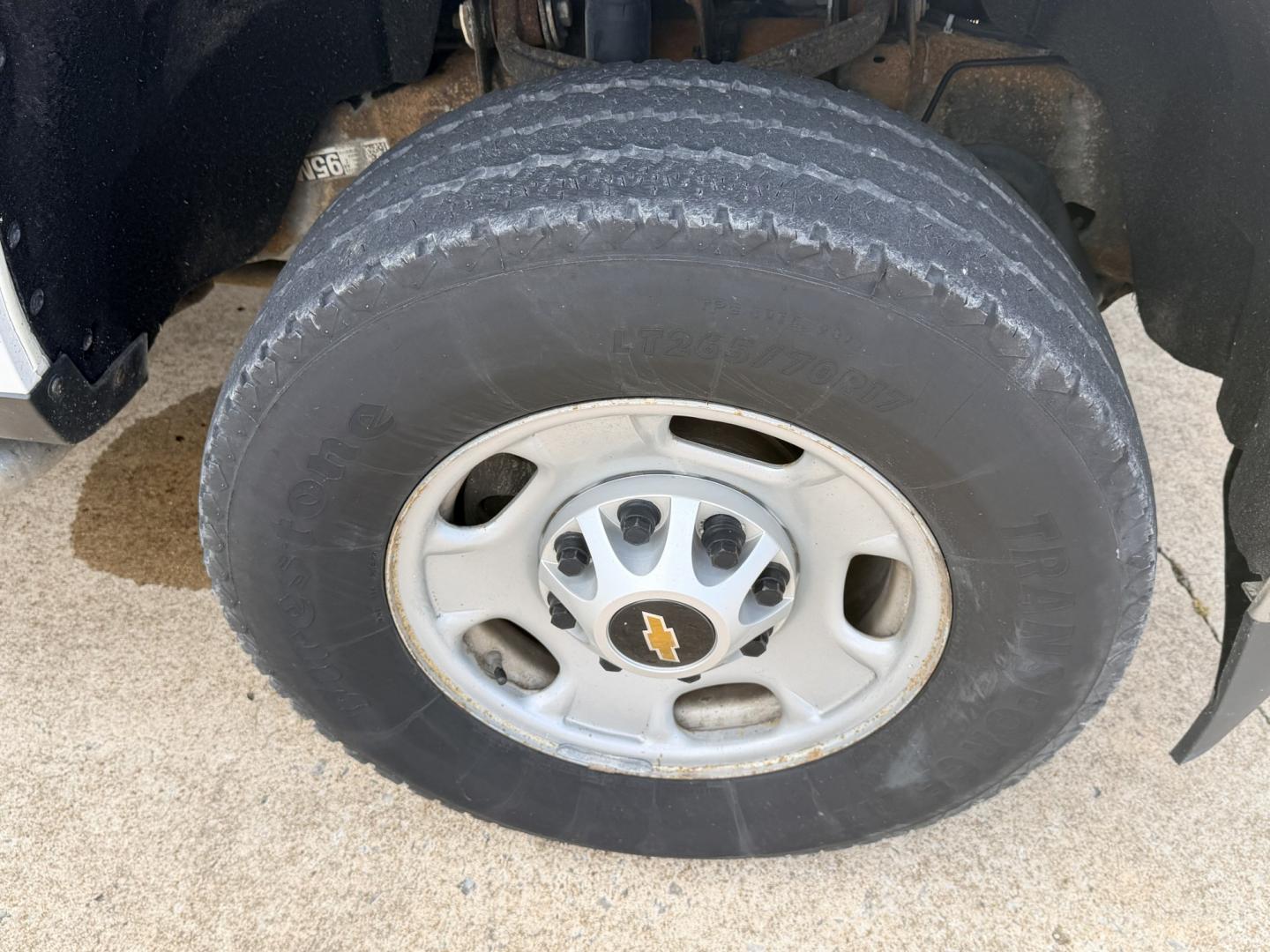 2018 Silver /GRAY Chevrolet Silverado 2500HD (1GB2CUEG0JZ) with an 6.0L V8 OHV 16V FFV engine, 6A transmission, located at 17760 Hwy 62, Morris, OK, 74445, (918) 733-4887, 35.609104, -95.877060 - 2018 CHEVY SILVERADO 2500 HD 2WD BI-FUEL SYSTEM THAT RUNS ON CNG OR GASOLINE WITH 6.0L V8 ENIGINE. IT FEATURES POWER LOCKS, POWER WINDOWS, MANUAL SEATS, VINLY INTERIOR, CRUSIE CONTROL, TRACTION CONTROL, BACKUP CAMERA, AM/FM RADIO, BLUETOOTH RADIO, NO BACK SEAT HAS OPEN TOOL BOX, (ADDITIONAL BACK SEA- Photo#31