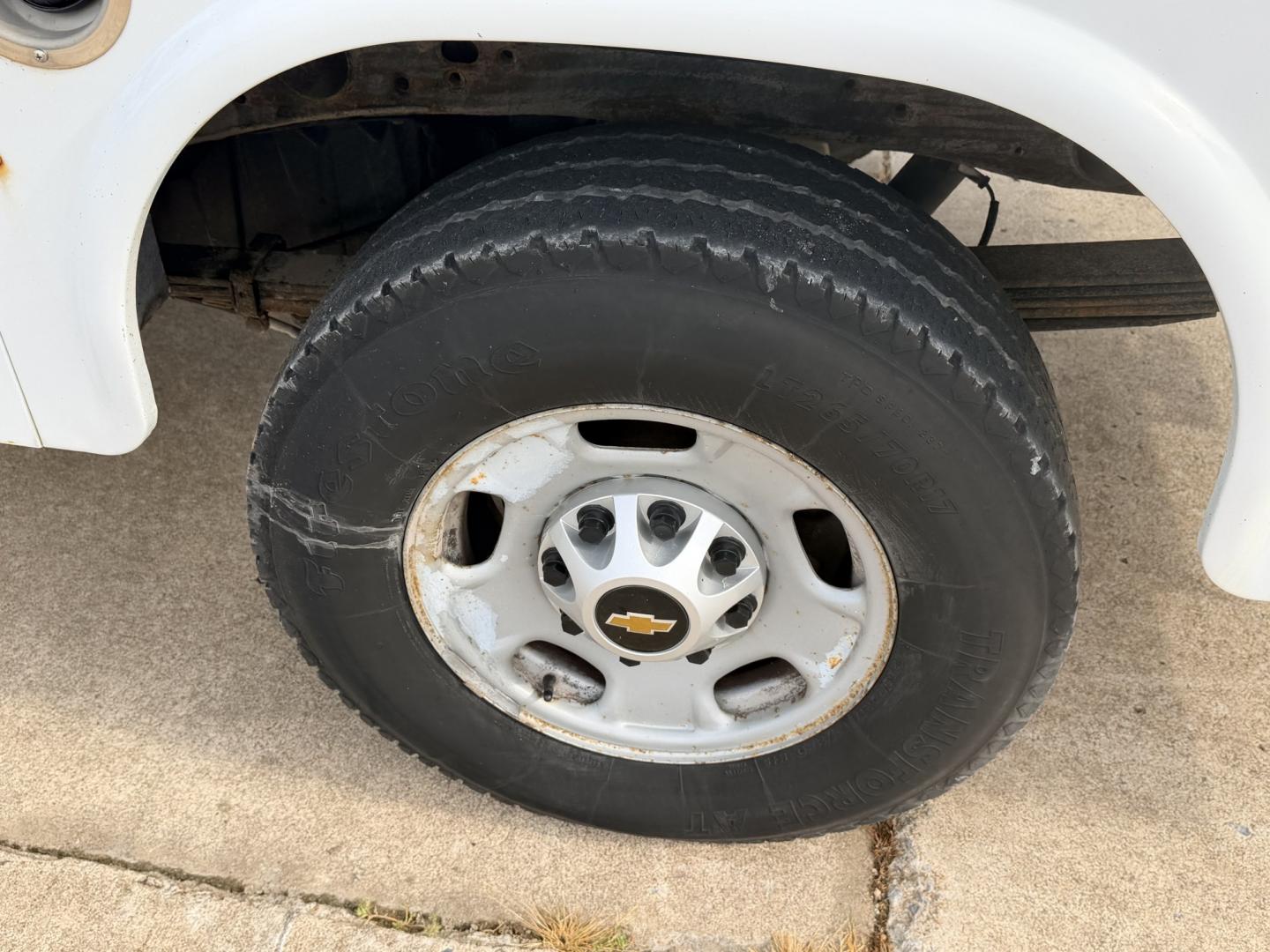 2018 Silver /GRAY Chevrolet Silverado 2500HD (1GB2CUEG0JZ) with an 6.0L V8 OHV 16V FFV engine, 6A transmission, located at 17760 Hwy 62, Morris, OK, 74445, (918) 733-4887, 35.609104, -95.877060 - 2018 CHEVY SILVERADO 2500 HD 2WD BI-FUEL SYSTEM THAT RUNS ON CNG OR GASOLINE WITH 6.0L V8 ENIGINE. IT FEATURES POWER LOCKS, POWER WINDOWS, MANUAL SEATS, VINLY INTERIOR, CRUSIE CONTROL, TRACTION CONTROL, BACKUP CAMERA, AM/FM RADIO, BLUETOOTH RADIO, NO BACK SEAT HAS OPEN TOOL BOX, (ADDITIONAL BACK SEA- Photo#33