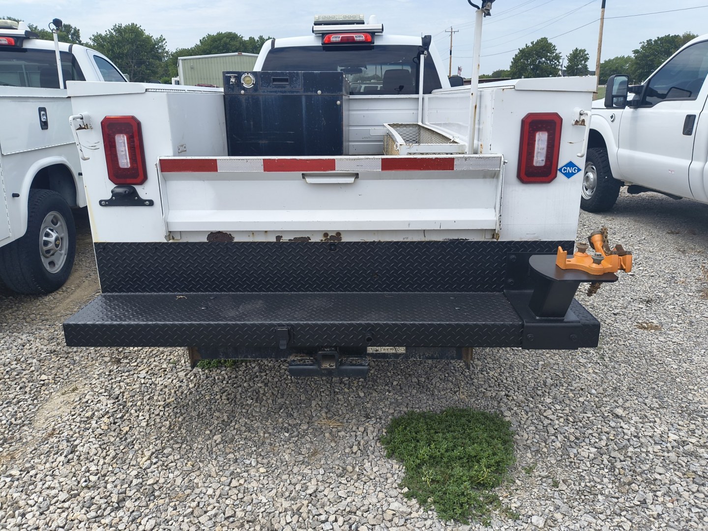 2018 Silver /GRAY Chevrolet Silverado 2500HD (1GB2CUEG0JZ) with an 6.0L V8 OHV 16V FFV engine, 6A transmission, located at 17760 Hwy 62, Morris, OK, 74445, (918) 733-4887, 35.609104, -95.877060 - 2018 CHEVY SILVERADO 2500 HD 2WD BI-FUEL SYSTEM THAT RUNS ON CNG OR GASOLINE WITH 6.0L V8 ENIGINE. IT FEATURES POWER LOCKS, POWER WINDOWS, MANUAL SEATS, VINLY INTERIOR, CRUSIE CONTROL, TRACTION CONTROL, BACKUP CAMERA, AM/FM RADIO, BLUETOOTH RADIO, NO BACK SEAT HAS OPEN TOOL BOX, (ADDITIONAL BACK SEA- Photo#6