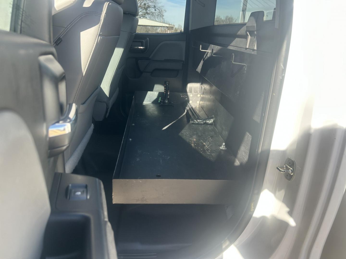 2018 Silver /GRAY Chevrolet Silverado 2500HD (1GB2CUEG0JZ) with an 6.0L V8 OHV 16V FFV engine, 6A transmission, located at 17760 Hwy 62, Morris, OK, 74445, (918) 733-4887, 35.609104, -95.877060 - 2018 CHEVY SILVERADO 2500 HD 2WD BI-FUEL SYSTEM THAT RUNS ON CNG OR GASOLINE WITH 6.0L V8 ENIGINE. IT FEATURES POWER LOCKS, POWER WINDOWS, MANUAL SEATS, VINLY INTERIOR, CRUSIE CONTROL, TRACTION CONTROL, BACKUP CAMERA, AM/FM RADIO, BLUETOOTH RADIO, NO BACK SEAT HAS OPEN TOOL BOX, (ADDITIONAL BACK SEA- Photo#16