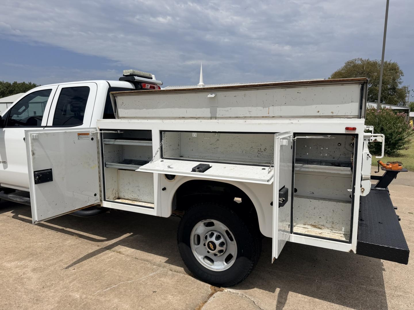 2015 White /Gray Chevrolet Silverado 2500HD (1GC2CUEG3FZ) with an 6.0L V8 OHV 16V FFV engine, 6A transmission, located at 17760 Hwy 62, Morris, OK, 74445, (918) 733-4887, 35.609104, -95.877060 - 2015 CHEVY SILVERADO 2500 HD 2WD BI-FUEL SYSTEM THAT RUNS ON CNG OR GASOLINE WITH 6.0L V8 ENIGINE. IT FEATURES POWER LOCKS, POWER WINDOWS, MANUAL SEATS, CLOTH INTERIOR, CRUSIE CONTROL, TRACTION CONTROL, AM/FM RADIO, NO BACK SEAT HAS OPEN TOOL BOX, (ADDITIONAL BACK SEAT INCLUDED), PIPE VISE, AND TOOL- Photo#13