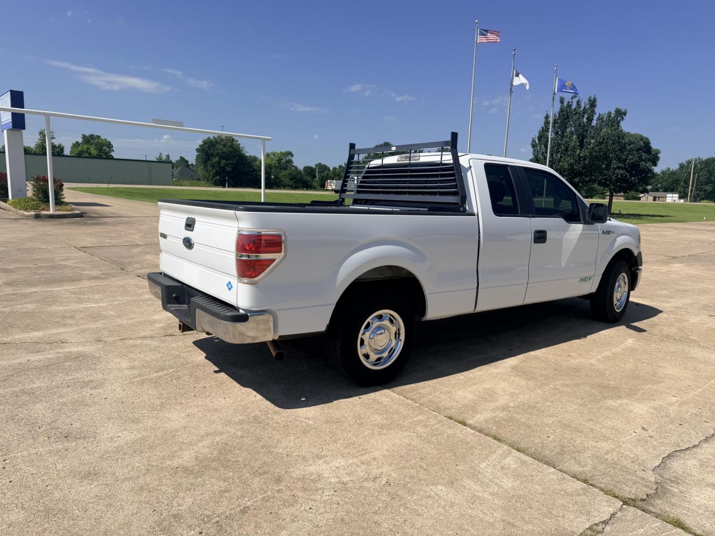 2014 White /GRAY Ford F-150 XL (1FTEX1CM6EK) with an 3.7L V6 DOHC 24V engine, 6A transmission, located at 17760 Hwy 62, Morris, OK, 74445, (918) 733-4887, 35.609104, -95.877060 - 2014 FORD F-150 2WD 3.7L V6 BI-FUEL SYSTEM RUNS ON CNG OR GASOLINE. FEATURES KEYLESS REMOTE ENTRY, POWER LOCKS, POWER WINDOWS, MANUAL SEATS, CLOTH INTERIOR, AM/FM STEREO, SIRIUS XM STEREO, CD PLAYER, AUXILLARY PORT, CRUISE CONTROL, TRACTION CONTROL, AND MULTI-FUNCTIONING STEERING WHEEL CONTROLS, AND- Photo#4