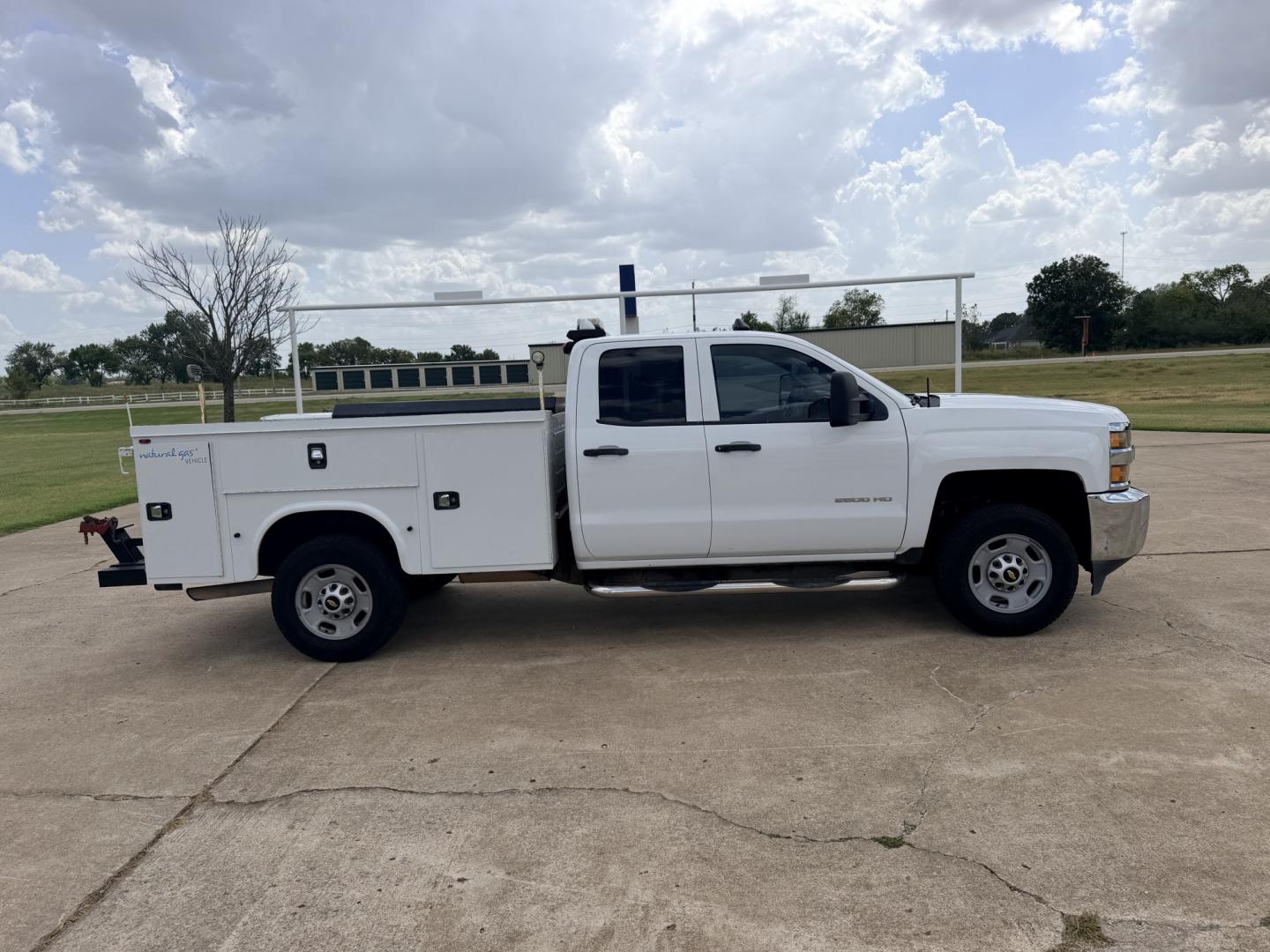 2016 White /Gray Chevrolet Silverado 2500HD Work Truck Double Cab 2WD (1GC2CUEG6GZ) with an 6.0L V8 OHV 16V FFV engine, 6A transmission, located at 17760 Hwy 62, Morris, OK, 74445, (918) 733-4887, 35.609104, -95.877060 - 2016 CHEVY SILVERADO 2500 HD 2WD BI-FUEL SYSTEM THAT RUNS ON CNG OR GASOLINE WITH 6.0L V8 ENIGINE. IT FEATURES POWER LOCKS, POWER WINDOWS, MANUAL SEATS, CLOTH INTERIOR, CRUSIE CONTROL, TRACTION CONTROL, BACKUP CAMERA, AM/FM RADIO, NO BACK SEAT HAS OPEN TOOL BOX, PIPE VISE, AND TOOL BED. ONLY 173,105- Photo#4