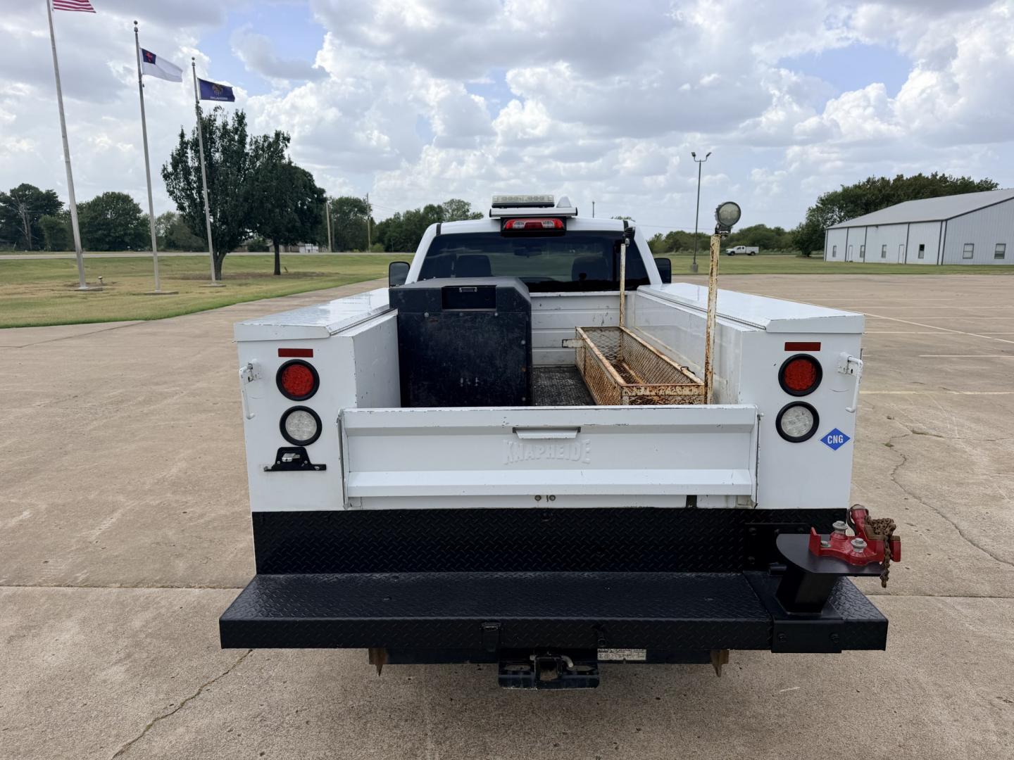 2016 White /Gray Chevrolet Silverado 2500HD Work Truck Double Cab 2WD (1GC2CUEG6GZ) with an 6.0L V8 OHV 16V FFV engine, 6A transmission, located at 17760 Hwy 62, Morris, OK, 74445, (918) 733-4887, 35.609104, -95.877060 - 2016 CHEVY SILVERADO 2500 HD 2WD BI-FUEL SYSTEM THAT RUNS ON CNG OR GASOLINE WITH 6.0L V8 ENIGINE. IT FEATURES POWER LOCKS, POWER WINDOWS, MANUAL SEATS, CLOTH INTERIOR, CRUSIE CONTROL, TRACTION CONTROL, BACKUP CAMERA, AM/FM RADIO, NO BACK SEAT HAS OPEN TOOL BOX, PIPE VISE, AND TOOL BED. ONLY 173,105- Photo#6