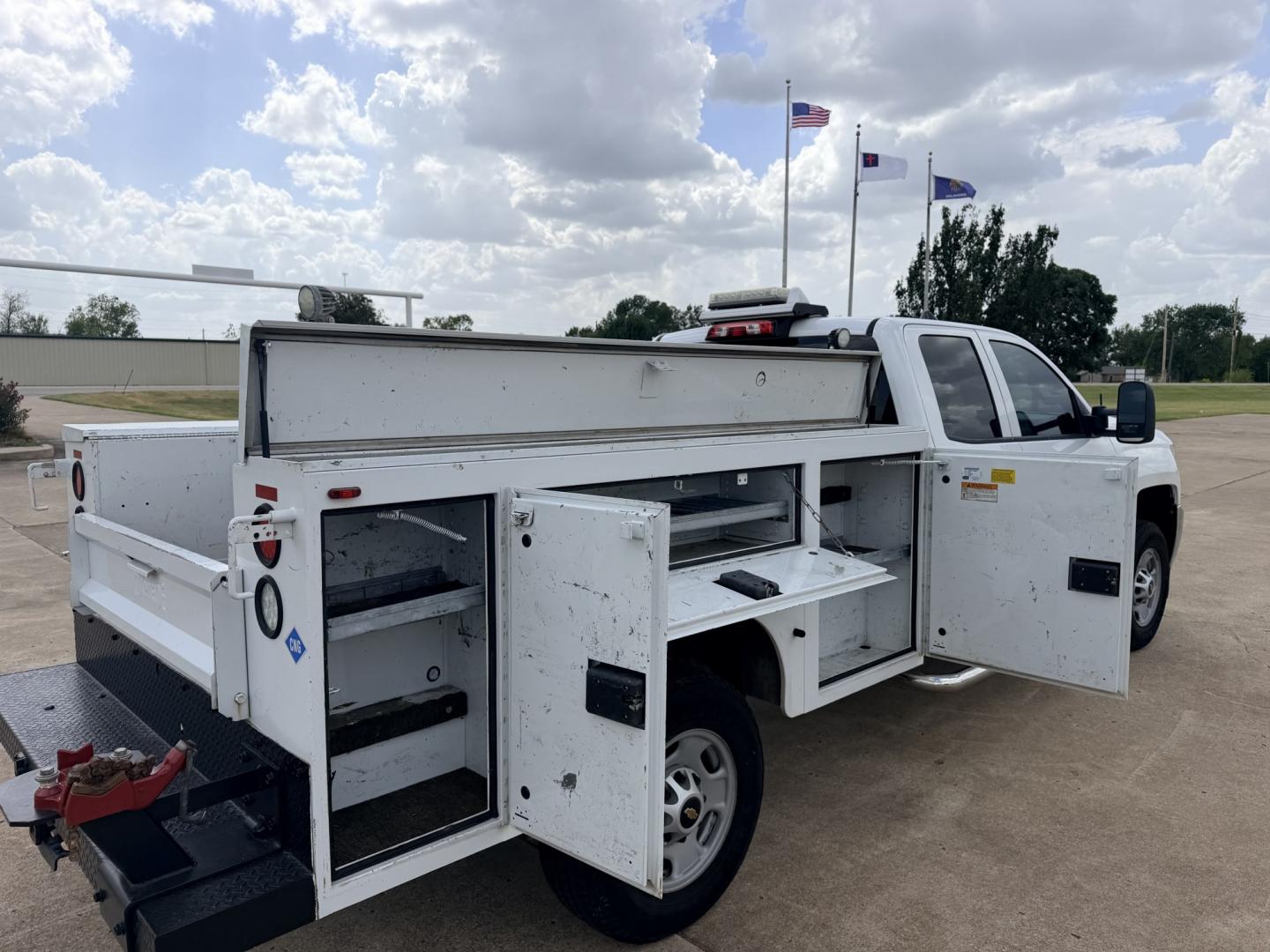 2016 White /Gray Chevrolet Silverado 2500HD Work Truck Double Cab 2WD (1GC2CUEG6GZ) with an 6.0L V8 OHV 16V FFV engine, 6A transmission, located at 17760 Hwy 62, Morris, OK, 74445, (918) 733-4887, 35.609104, -95.877060 - 2016 CHEVY SILVERADO 2500 HD 2WD BI-FUEL SYSTEM THAT RUNS ON CNG OR GASOLINE WITH 6.0L V8 ENIGINE. IT FEATURES POWER LOCKS, POWER WINDOWS, MANUAL SEATS, CLOTH INTERIOR, CRUSIE CONTROL, TRACTION CONTROL, BACKUP CAMERA, AM/FM RADIO, NO BACK SEAT HAS OPEN TOOL BOX, PIPE VISE, AND TOOL BED. ONLY 173,105- Photo#20
