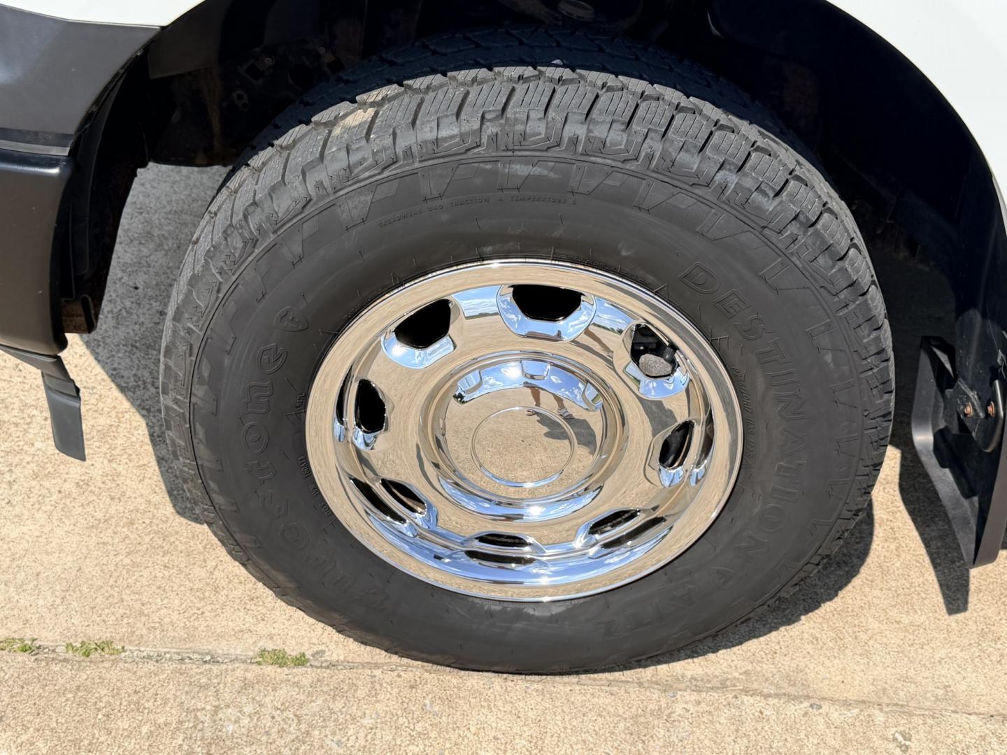 2019 White /Gray Ford F-150 (1FTFX1E54KK) with an 5.0L V8 OHV 16V engine, 6A transmission, located at 17760 Hwy 62, Morris, OK, 74445, (918) 733-4887, 35.609104, -95.877060 - 2019 FORD F150 HAS A 5.0L V8 ENGINE AND IS 4WD. FEATURES KEYLESS ENTERY, LEATHER INTERIOR, POWER WINDOWS, POWER LOCKS, POWER MIRRORS, AM/FM RADIO, HANDS FREE CALLING, A/C, TRACTION CONTROL,USB PORT, BACKUP CAMERA, BED COVER, AND BED LINER. EQUIPPED WITH A BI-FUEL CNG FUEL SYSTEM. IT RUNS ON COMPRESS- Photo#27