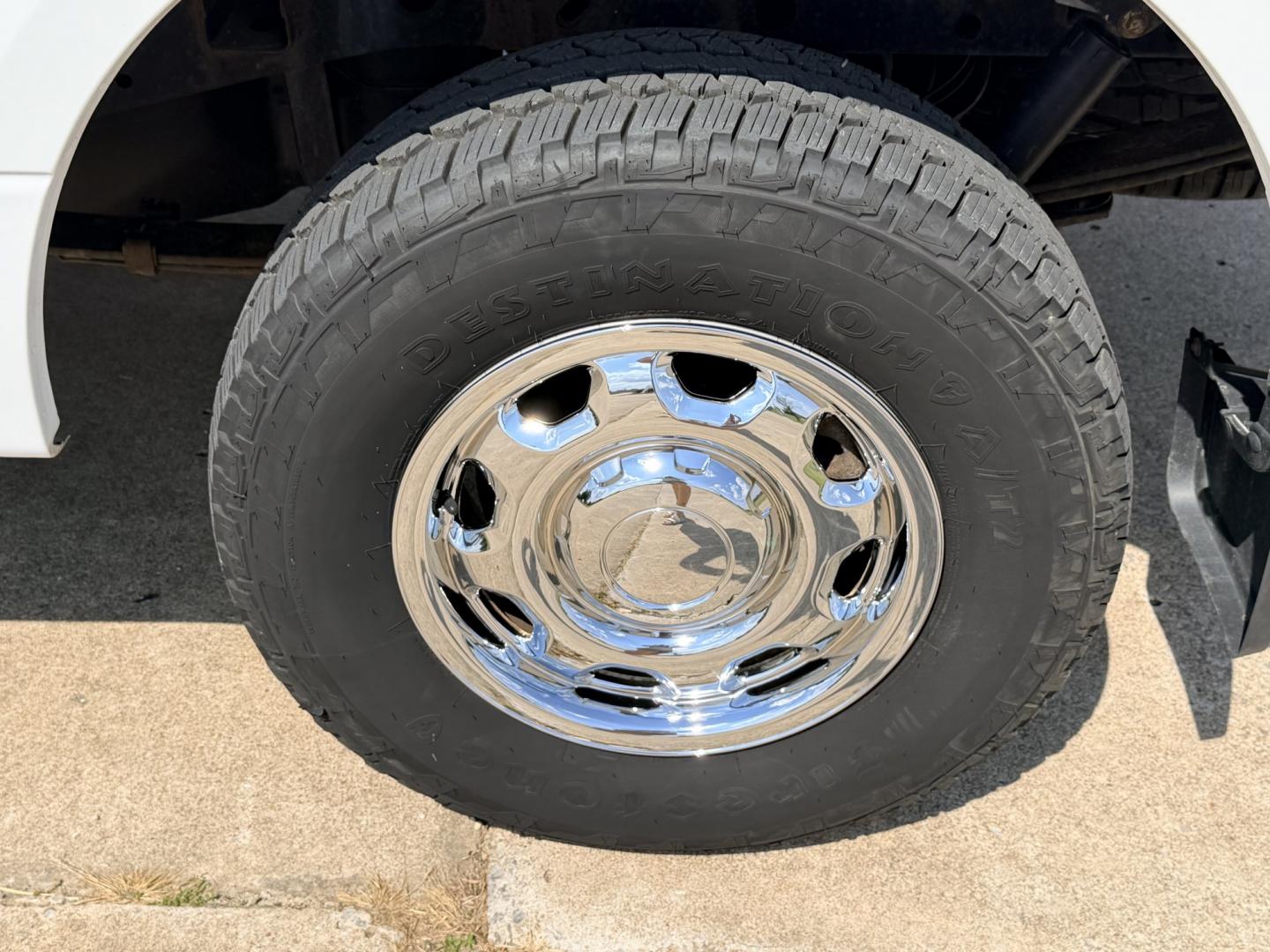 2019 White /Gray Ford F-150 (1FTFX1E54KK) with an 5.0L V8 OHV 16V engine, 6A transmission, located at 17760 Hwy 62, Morris, OK, 74445, (918) 733-4887, 35.609104, -95.877060 - 2019 FORD F150 HAS A 5.0L V8 ENGINE AND IS 4WD. FEATURES KEYLESS ENTERY, LEATHER INTERIOR, POWER WINDOWS, POWER LOCKS, POWER MIRRORS, AM/FM RADIO, HANDS FREE CALLING, A/C, TRACTION CONTROL,USB PORT, BACKUP CAMERA, BED COVER, AND BED LINER. EQUIPPED WITH A BI-FUEL CNG FUEL SYSTEM. IT RUNS ON COMPRESS- Photo#30