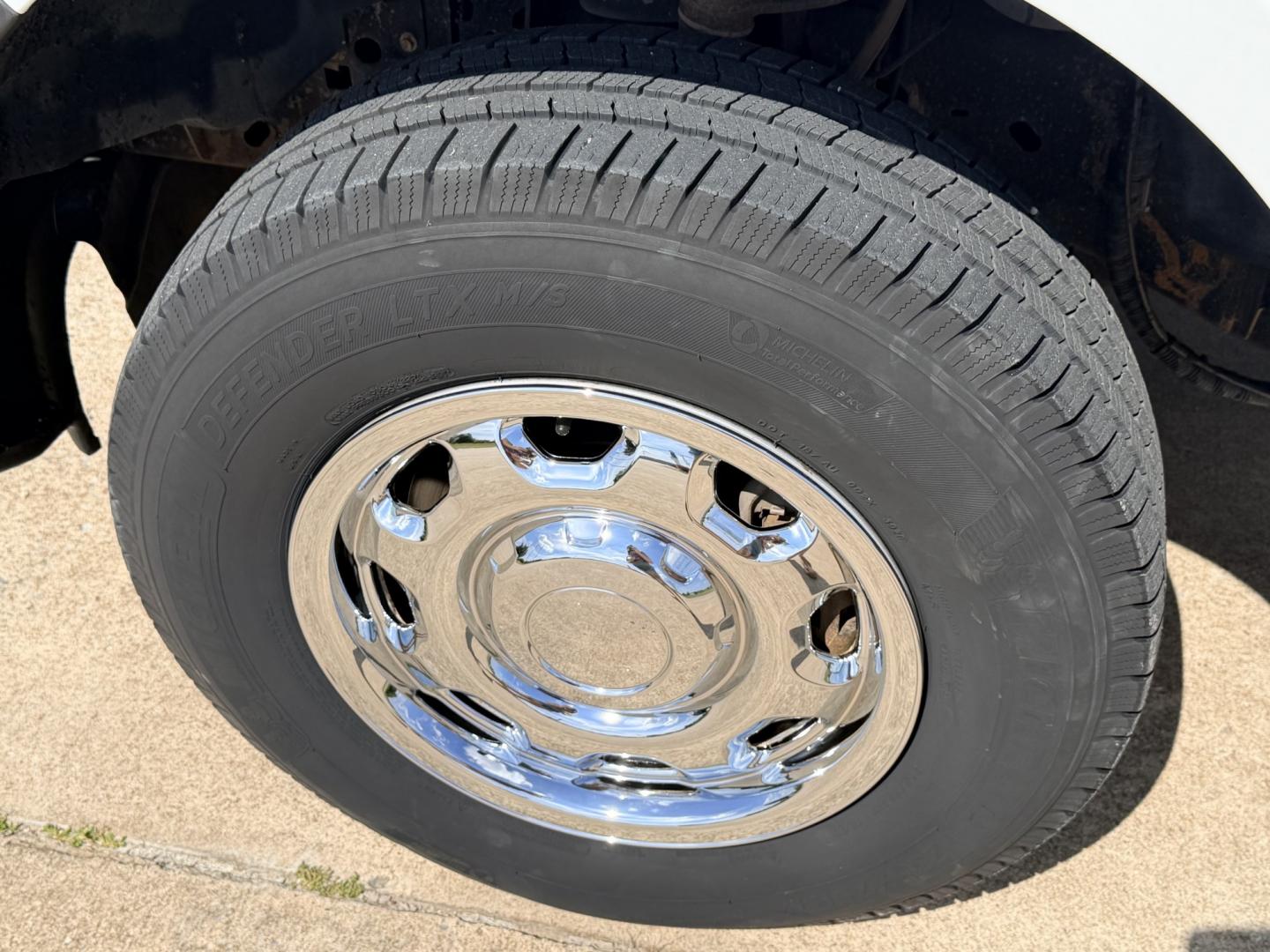 2012 White /GRAY Ford F-150 (1FTNF1EF7CK) with an 5.0L V8 OHV 16V engine, 6A transmission, located at 17760 Hwy 62, Morris, OK, 74445, (918) 733-4887, 35.609104, -95.877060 - 2012 FORD F-150 4WD 8FT BED HAS THE 5.0L V8 ENGINE. FEATURES KEYLESS ENTRY, POWER LOCKS, POWER WINDOWS, CLOTH INTERIOR, MANUAL SEATS, AM/FM STEREO, CRUISE CONTROL, TRACTION CONTROL, AND TRAILER HITCH. HAS 156,460 MILES WITH 245/70R17 TIRES. ***CLEAN TITLE*** ****DAMAGE SHOWN IN PHOTOS**** $9,- Photo#20