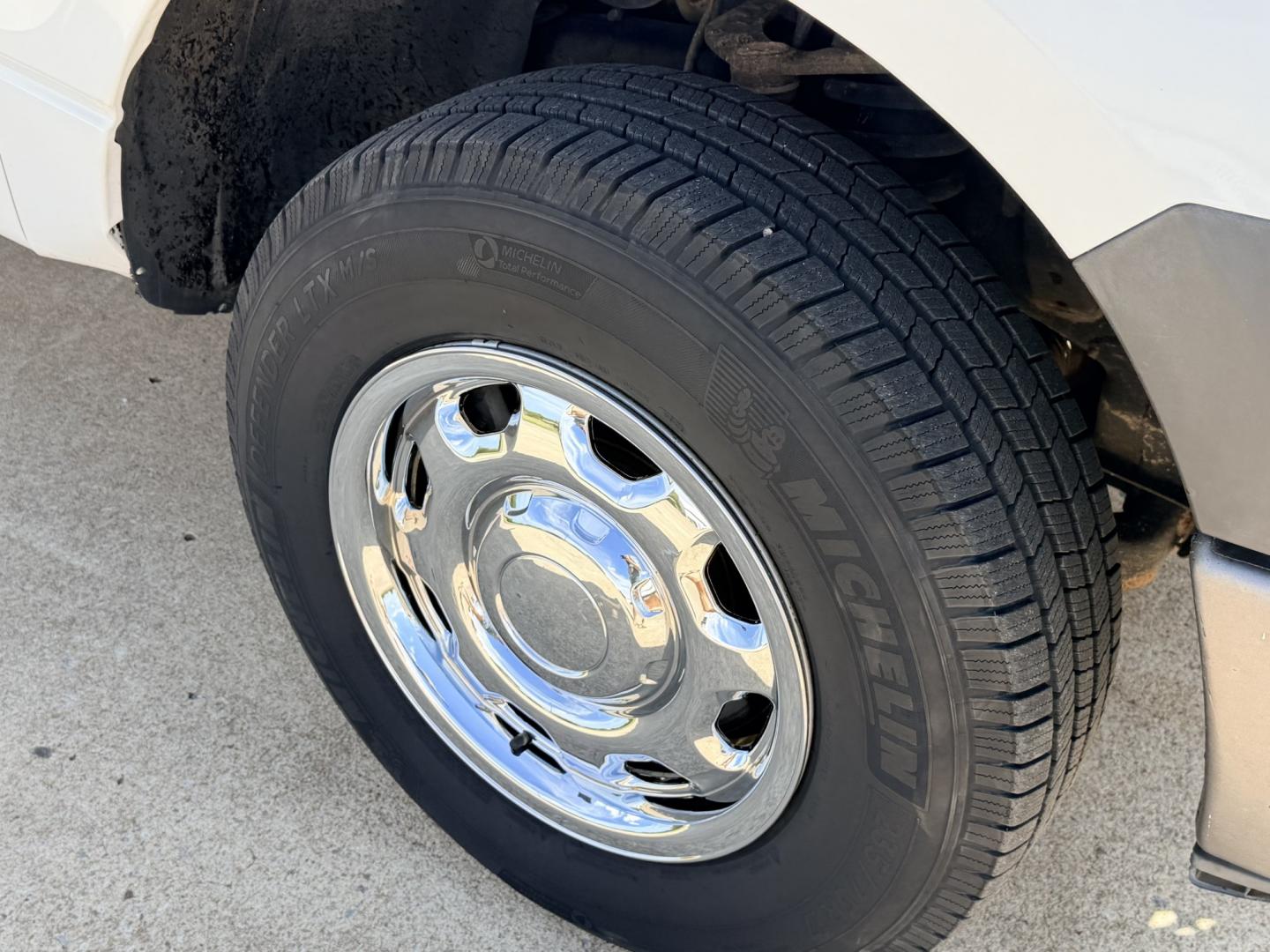 2012 White /GRAY Ford F-150 (1FTNF1EF7CK) with an 5.0L V8 OHV 16V engine, 6A transmission, located at 17760 Hwy 62, Morris, OK, 74445, (918) 733-4887, 35.609104, -95.877060 - 2012 FORD F-150 4WD 8FT BED HAS THE 5.0L V8 ENGINE. FEATURES KEYLESS ENTRY, POWER LOCKS, POWER WINDOWS, CLOTH INTERIOR, MANUAL SEATS, AM/FM STEREO, CRUISE CONTROL, TRACTION CONTROL, AND TRAILER HITCH. HAS 156,460 MILES WITH 245/70R17 TIRES. ***CLEAN TITLE*** ****DAMAGE SHOWN IN PHOTOS**** $9,- Photo#21