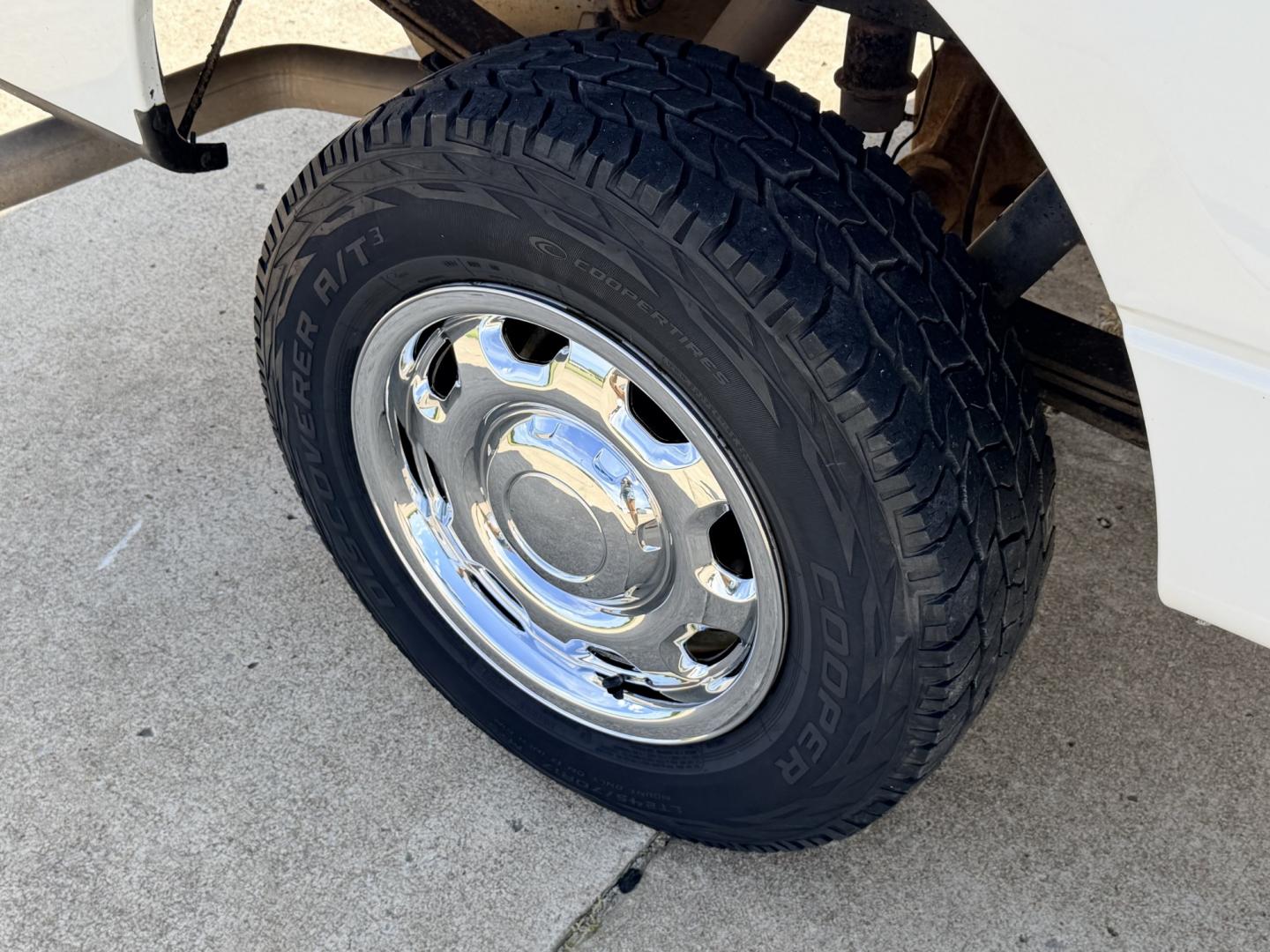 2012 White /GRAY Ford F-150 (1FTNF1EF7CK) with an 5.0L V8 OHV 16V engine, 6A transmission, located at 17760 Hwy 62, Morris, OK, 74445, (918) 733-4887, 35.609104, -95.877060 - 2012 FORD F-150 4WD 8FT BED HAS THE 5.0L V8 ENGINE. FEATURES KEYLESS ENTRY, POWER LOCKS, POWER WINDOWS, CLOTH INTERIOR, MANUAL SEATS, AM/FM STEREO, CRUISE CONTROL, TRACTION CONTROL, AND TRAILER HITCH. HAS 156,460 MILES WITH 245/70R17 TIRES. ***CLEAN TITLE*** ****DAMAGE SHOWN IN PHOTOS**** $9,- Photo#22
