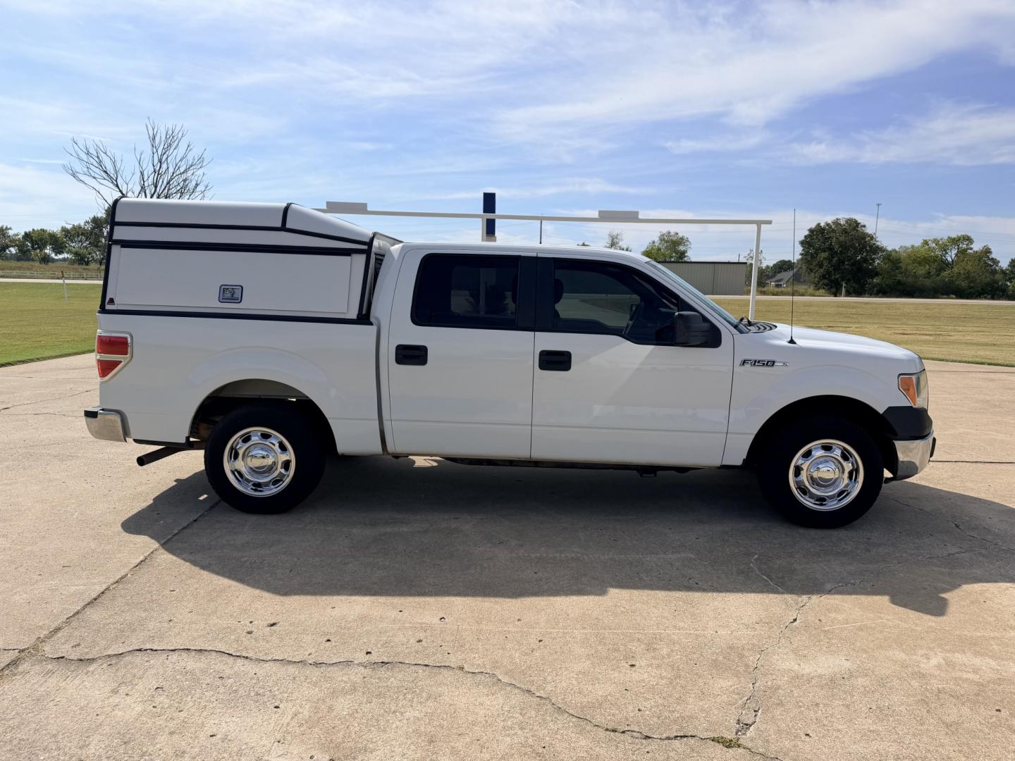 2014 White /Gray Ford F-150 (1FTEW1CMXEK) with an 3.7L V6 DOHC 24V engine, 6A transmission, located at 17760 Hwy 62, Morris, OK, 74445, (918) 733-4887, 35.609104, -95.877060 - 2014 FORD F-150 2WD HAS THE 3.7L V6 ENIGINE BI-FUEL SYSTEM RUNS ON CNG OR GASOLINE. FEATURES KEYLESS REMOTE ENTRY, CLOTH MANUAL SEATS, POWER LOCKS, POWER WINDOWS, AM/FM STEREO, SIRIUS XM STEREO, CD PLAYER, AUXILLARY PORT, USB PORT, CRUISE CONTROL, TRACTION CONTROL, AND HAS WORK CAMPER SHELL WITH SID- Photo#3