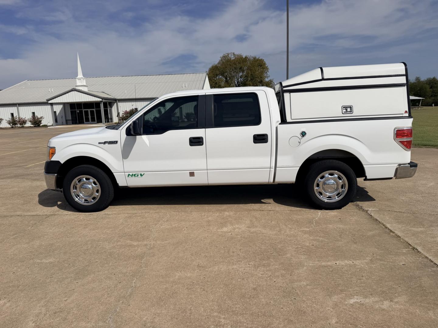 2014 White /Gray Ford F-150 (1FTEW1CMXEK) with an 3.7L V6 DOHC 24V engine, 6A transmission, located at 17760 Hwy 62, Morris, OK, 74445, (918) 733-4887, 35.609104, -95.877060 - 2014 FORD F-150 2WD HAS THE 3.7L V6 ENIGINE BI-FUEL SYSTEM RUNS ON CNG OR GASOLINE. FEATURES KEYLESS REMOTE ENTRY, CLOTH MANUAL SEATS, POWER LOCKS, POWER WINDOWS, AM/FM STEREO, SIRIUS XM STEREO, CD PLAYER, AUXILLARY PORT, USB PORT, CRUISE CONTROL, TRACTION CONTROL, AND HAS WORK CAMPER SHELL WITH SID- Photo#7