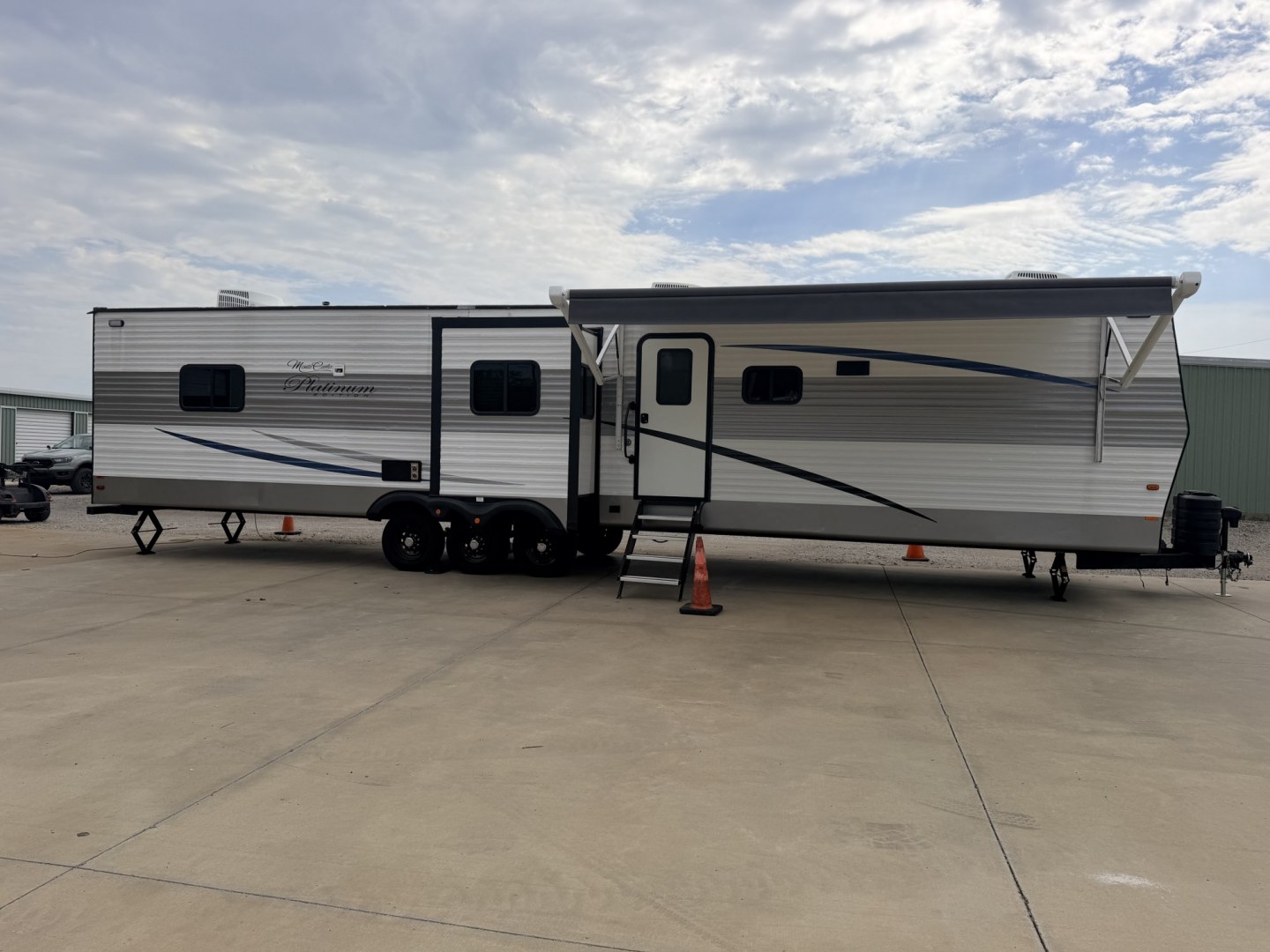 2024 White /TAN RBD MONTE CARLO PLATINUM EDITION 45PM (5CZ200R34R1) , located at 17760 Hwy 62, Morris, OK, 74445, 35.609104, -95.877060 - WELCOME TO YOUR HOME AWAY FROM HOME! OUR MONTE CARLO PLATINUM EDITION OFFERS THE PERFEDCT BLEND OF COMFORT, STYLE AND CONVENIENCE, DESIGNED TO MAKE EVERY STAY FEEL LIKE A GETAWAY. WHETHER YOU'RE RELAXING FOR THE WEEKKEND, ENJOYING EXTENDED STAYS, OR CREATING LASTING MEMORIES WITH FAMILY AND FRIENDS- Photo#1