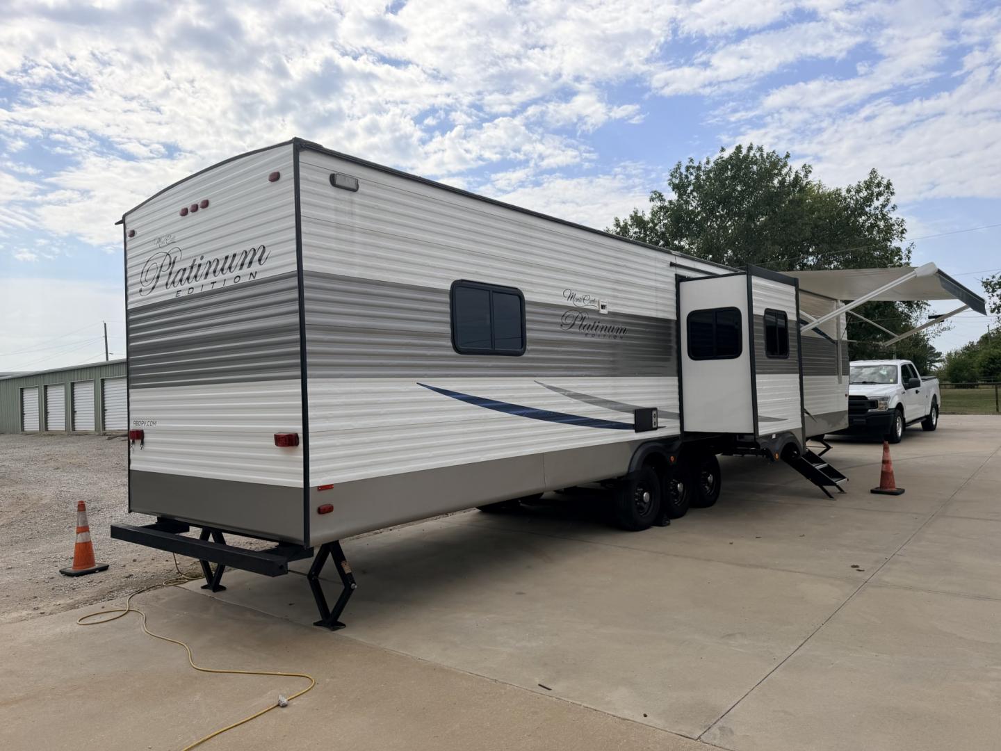 2024 White /TAN RBD MONTE CARLO PLATINUM EDITION 45PM (5CZ200R34R1) , located at 17760 Hwy 62, Morris, OK, 74445, 35.609104, -95.877060 - WELCOME TO YOUR HOME AWAY FROM HOME! OUR MONTE CARLO PLATINUM EDITION OFFERS THE PERFEDCT BLEND OF COMFORT, STYLE AND CONVENIENCE, DESIGNED TO MAKE EVERY STAY FEEL LIKE A GETAWAY. WHETHER YOU'RE RELAXING FOR THE WEEKKEND, ENJOYING EXTENDED STAYS, OR CREATING LASTING MEMORIES WITH FAMILY AND FRIENDS- Photo#2