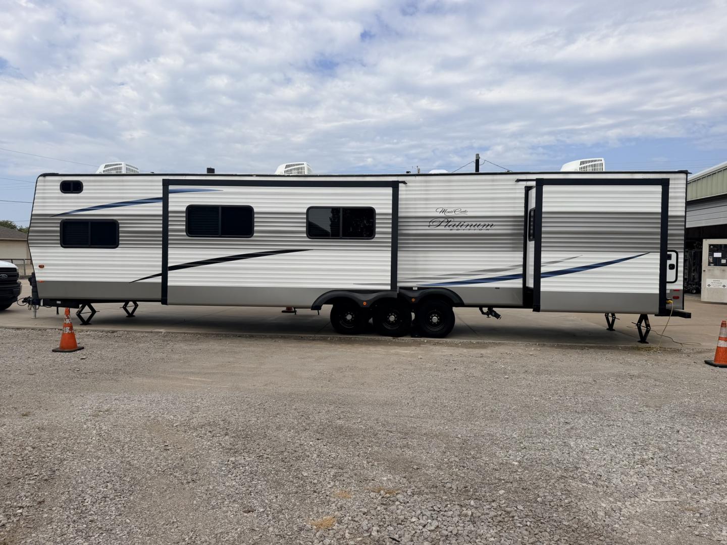 2024 White /TAN RBD MONTE CARLO PLATINUM EDITION 45PM (5CZ200R34R1) , located at 17760 Hwy 62, Morris, OK, 74445, 35.609104, -95.877060 - WELCOME TO YOUR HOME AWAY FROM HOME! OUR MONTE CARLO PLATINUM EDITION OFFERS THE PERFEDCT BLEND OF COMFORT, STYLE AND CONVENIENCE, DESIGNED TO MAKE EVERY STAY FEEL LIKE A GETAWAY. WHETHER YOU'RE RELAXING FOR THE WEEKKEND, ENJOYING EXTENDED STAYS, OR CREATING LASTING MEMORIES WITH FAMILY AND FRIENDS- Photo#5