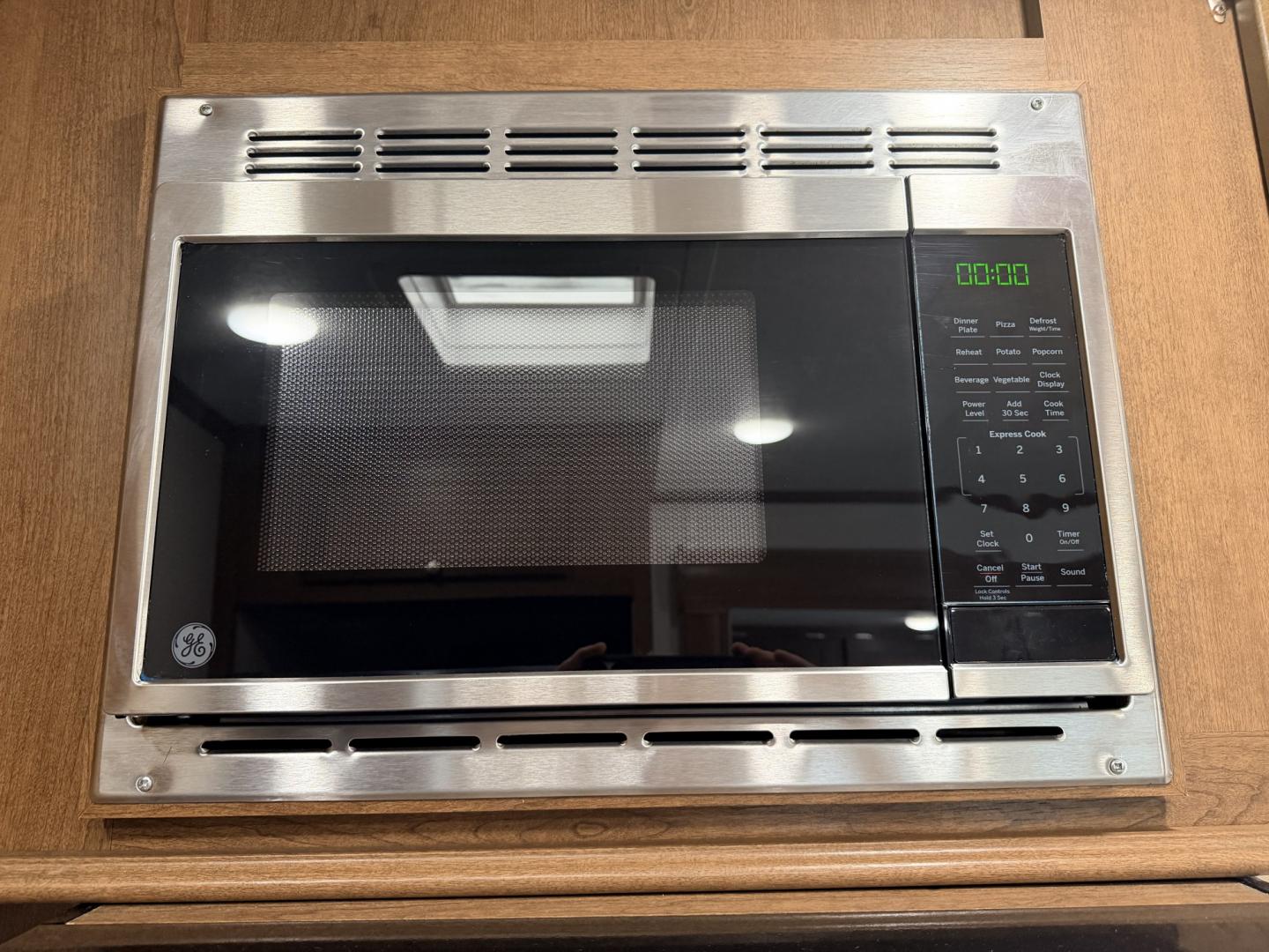 2024 White /TAN RBD MONTE CARLO PLATINUM EDITION 45PM (5CZ200R34R1) , located at 17760 Hwy 62, Morris, OK, 74445, 35.609104, -95.877060 - WELCOME TO YOUR HOME AWAY FROM HOME! OUR MONTE CARLO PLATINUM EDITION OFFERS THE PERFEDCT BLEND OF COMFORT, STYLE AND CONVENIENCE, DESIGNED TO MAKE EVERY STAY FEEL LIKE A GETAWAY. WHETHER YOU'RE RELAXING FOR THE WEEKKEND, ENJOYING EXTENDED STAYS, OR CREATING LASTING MEMORIES WITH FAMILY AND FRIENDS- Photo#18