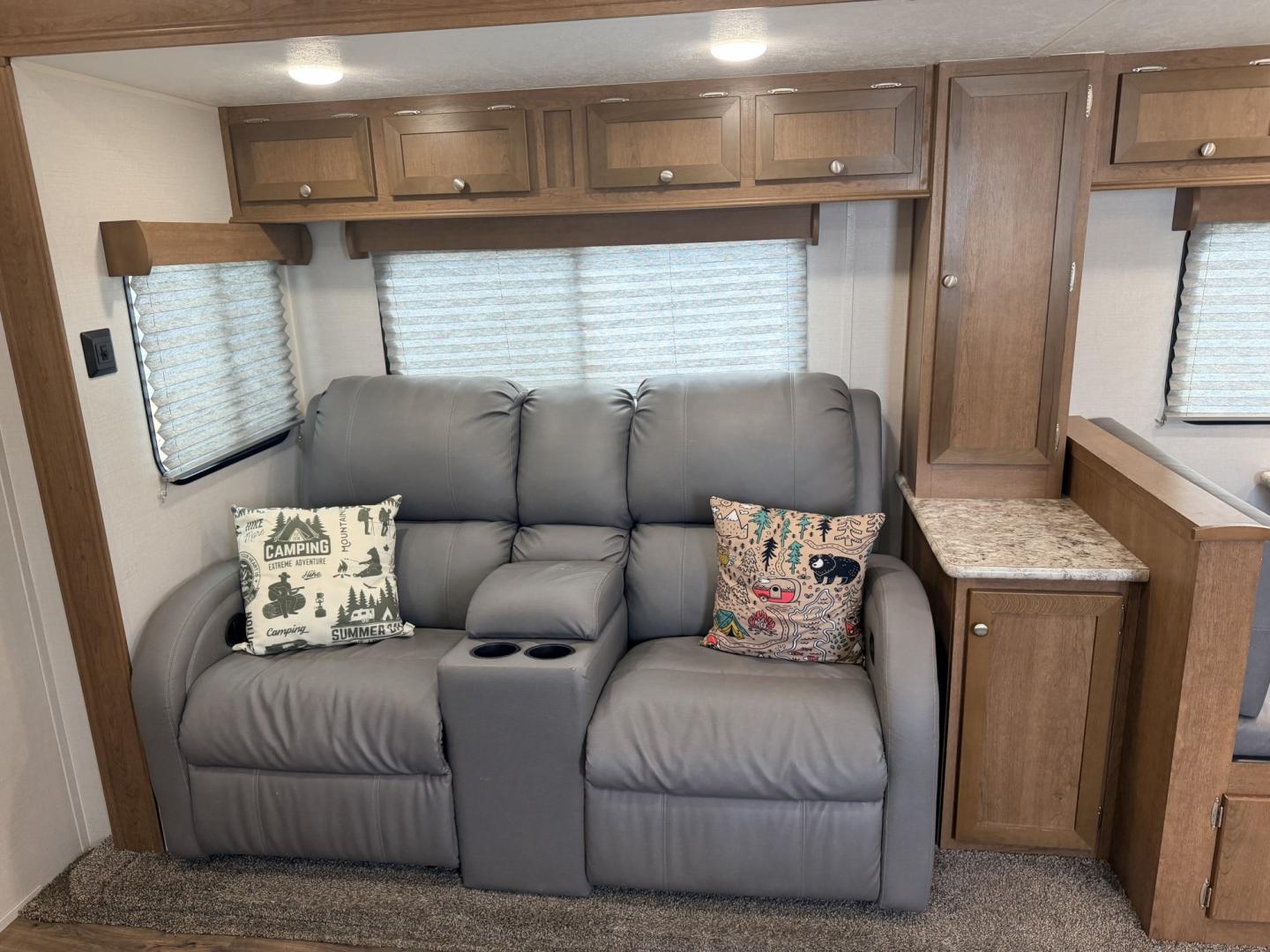 2024 White /TAN RBD MONTE CARLO PLATINUM EDITION 45PM (5CZ200R34R1) , located at 17760 Hwy 62, Morris, OK, 74445, 35.609104, -95.877060 - WELCOME TO YOUR HOME AWAY FROM HOME! OUR MONTE CARLO PLATINUM EDITION OFFERS THE PERFEDCT BLEND OF COMFORT, STYLE AND CONVENIENCE, DESIGNED TO MAKE EVERY STAY FEEL LIKE A GETAWAY. WHETHER YOU'RE RELAXING FOR THE WEEKKEND, ENJOYING EXTENDED STAYS, OR CREATING LASTING MEMORIES WITH FAMILY AND FRIENDS- Photo#22