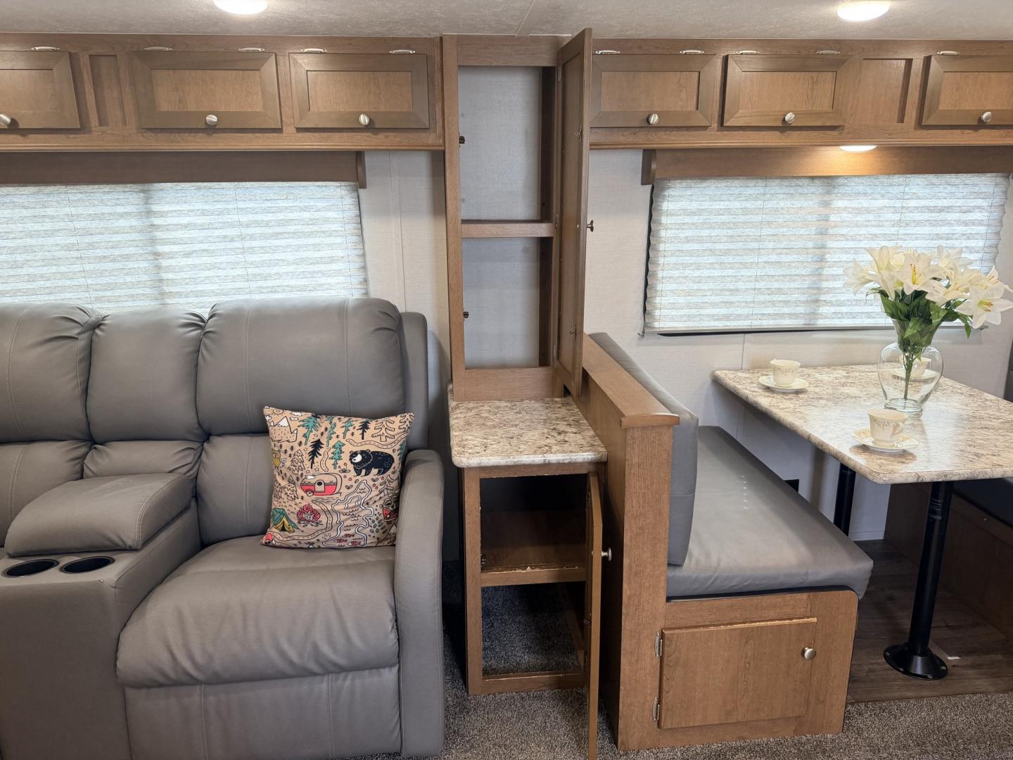 2024 White /TAN RBD MONTE CARLO PLATINUM EDITION 45PM (5CZ200R34R1) , located at 17760 Hwy 62, Morris, OK, 74445, 35.609104, -95.877060 - WELCOME TO YOUR HOME AWAY FROM HOME! OUR MONTE CARLO PLATINUM EDITION OFFERS THE PERFEDCT BLEND OF COMFORT, STYLE AND CONVENIENCE, DESIGNED TO MAKE EVERY STAY FEEL LIKE A GETAWAY. WHETHER YOU'RE RELAXING FOR THE WEEKKEND, ENJOYING EXTENDED STAYS, OR CREATING LASTING MEMORIES WITH FAMILY AND FRIENDS- Photo#24