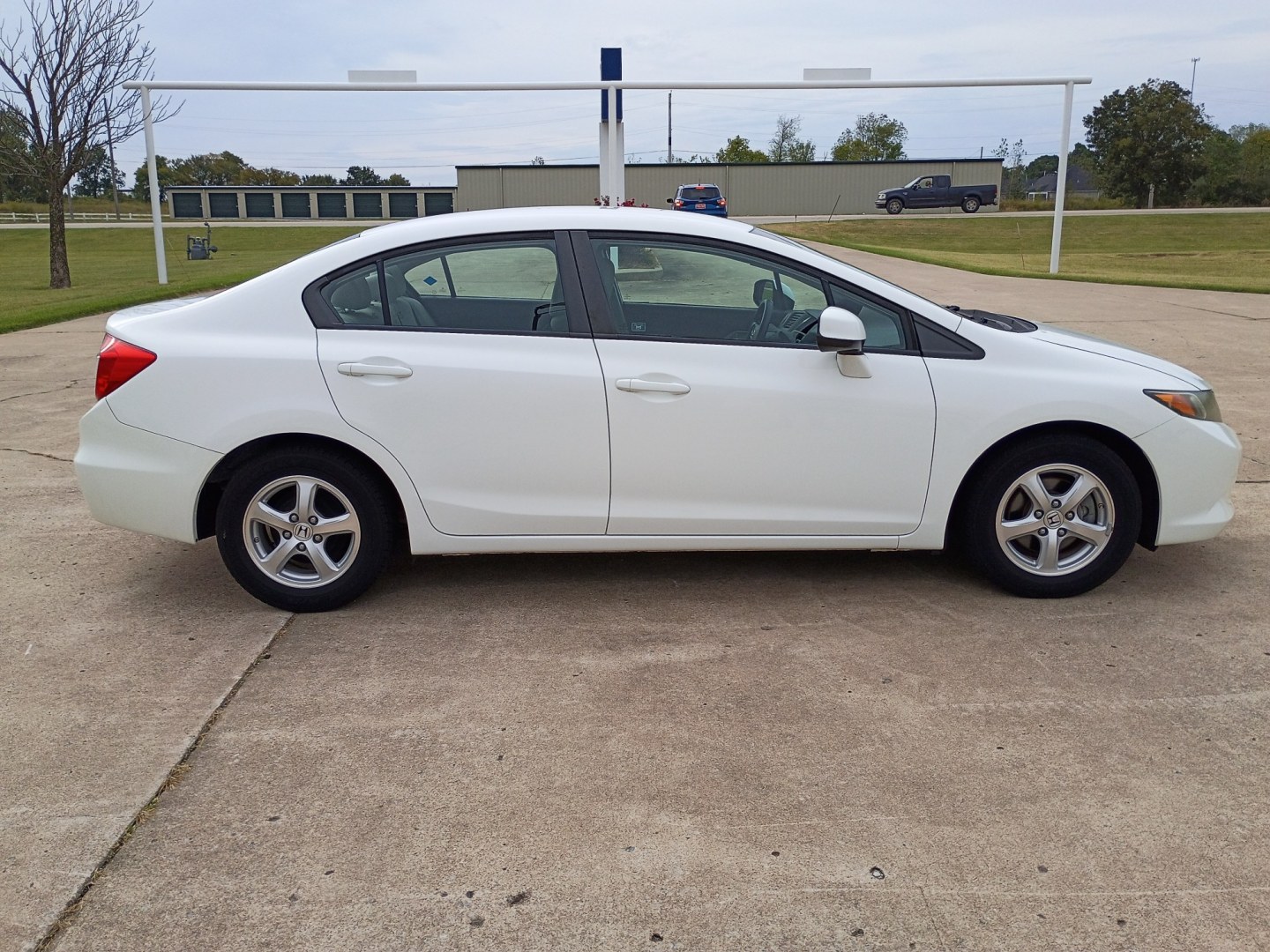 2012 White /GRAY Honda Civic (19XFB5F58CE) with an 1.8L L4 SOHC 16V CNG engine, 5-Speed Automatic transmission, located at 17760 Hwy 62, Morris, OK, 74445, (918) 733-4887, 35.609104, -95.877060 - 2012 HONDA CIVIC DEDICATED CNG (RUNS ONLY ON COMPRESSED NATURAL GAS) HAS A 1.8L 4 CYLINDER ENGINE AND IS 2WD. FEATURES MANUAL SEATS, POWER LOCKS, POWER MIRRORS, POWER WINDOWS. HAS AM/FM RADIO, CD PLAYER, AUX PORT, CRUISE CONTROL, MULTI-FUNCTION STEERING WHEEL CONTROL, HANDS FREE CALLING, AND TRACTIO- Photo#3