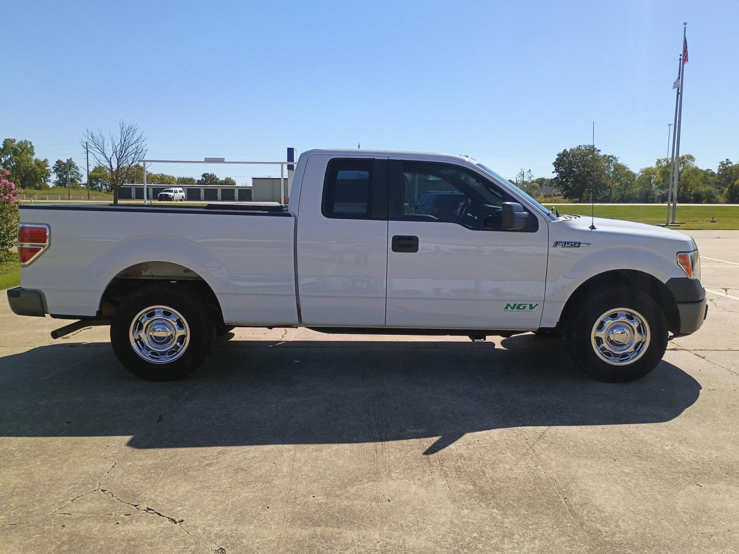 2014 White /GRAY Ford F-150 (1FTEX1CM0EK) with an 3.7L V6 DOHC 24V engine, 6A transmission, located at 17760 Hwy 62, Morris, OK, 74445, (918) 733-4887, 35.609104, -95.877060- Photo#3