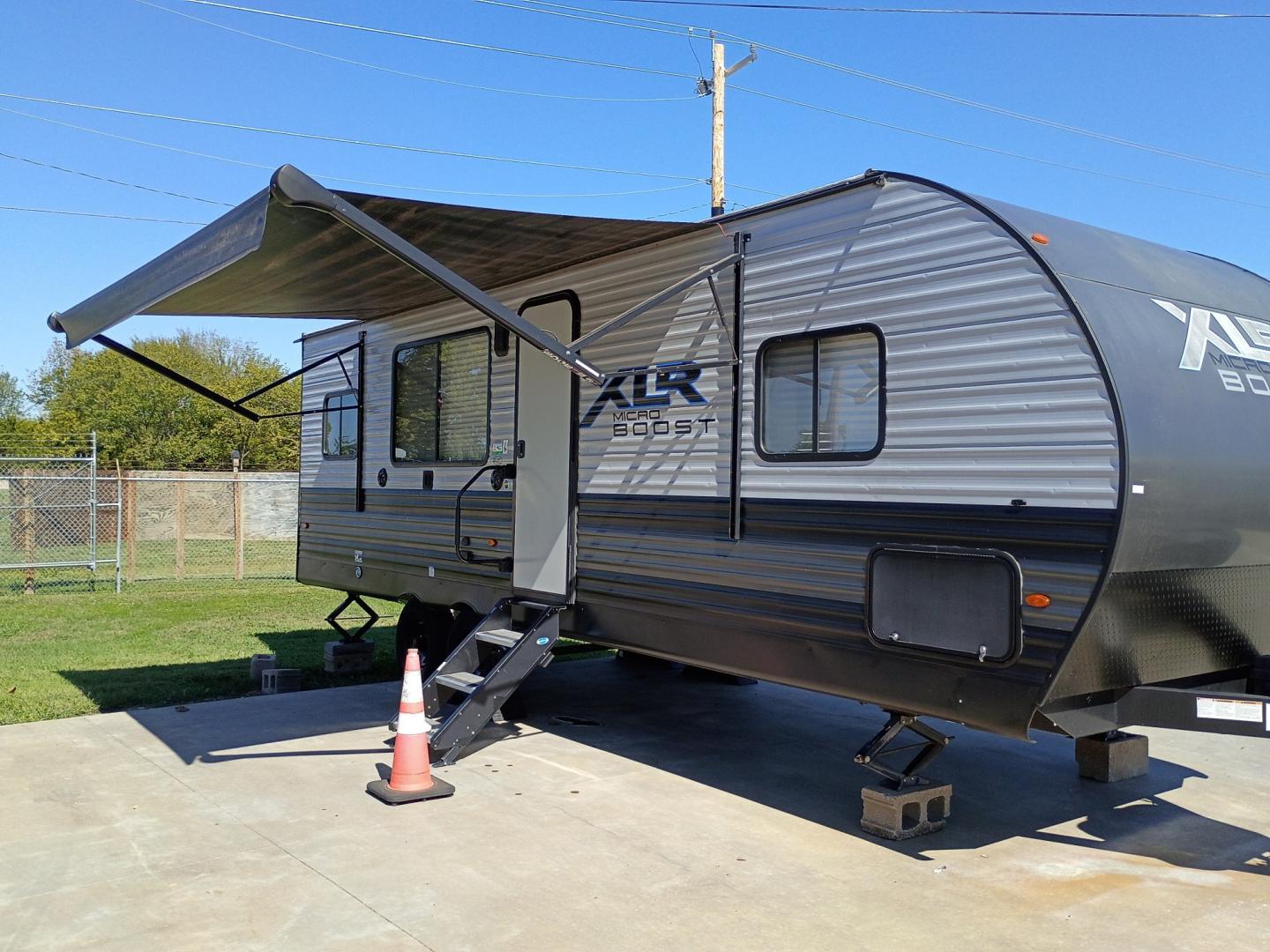 2021 Silver /TAN Forest River XLR Toy Hauler 25LRLE (5ZT2XLPB0MZ) , located at 17760 Hwy 62, Morris, OK, 74445, 35.609104, -95.877060- Photo#8