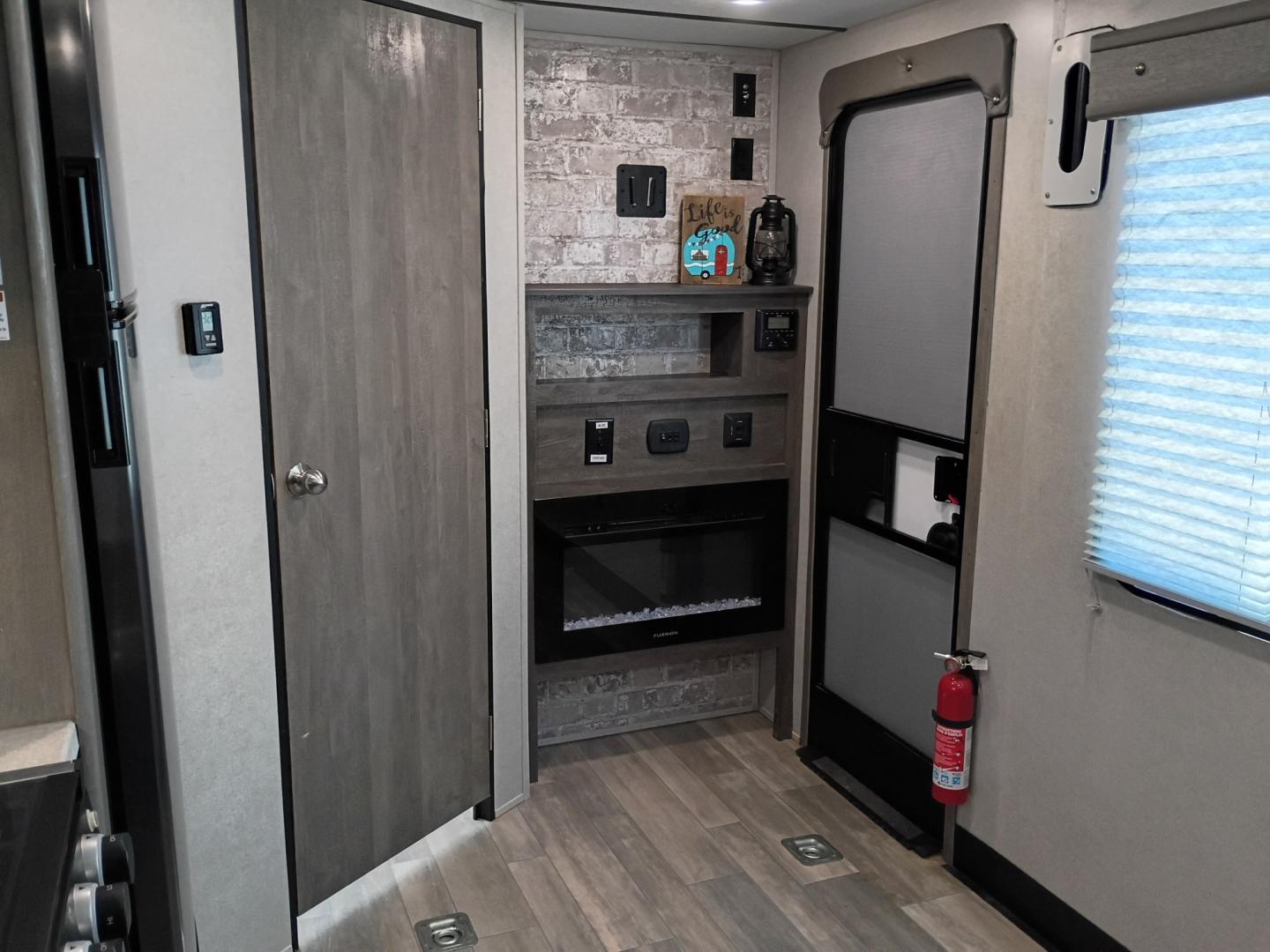 2021 Silver /TAN Forest River XLR Toy Hauler 25LRLE (5ZT2XLPB0MZ) , located at 17760 Hwy 62, Morris, OK, 74445, 35.609104, -95.877060- Photo#12