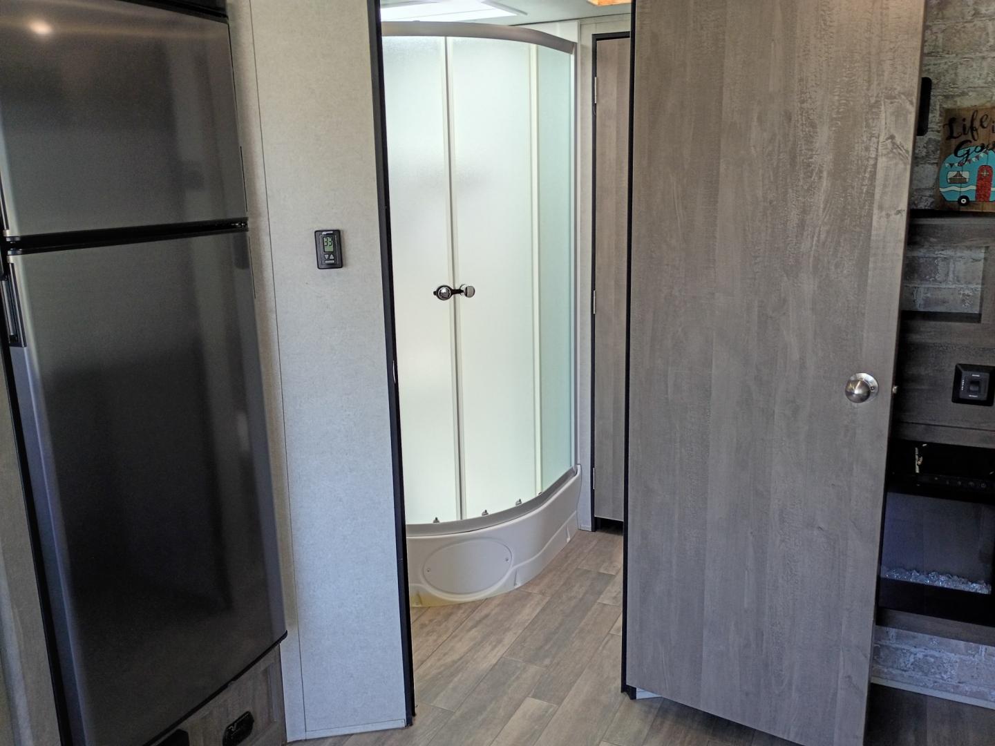 2021 Silver /TAN Forest River XLR Toy Hauler 25LRLE (5ZT2XLPB0MZ) , located at 17760 Hwy 62, Morris, OK, 74445, 35.609104, -95.877060- Photo#31