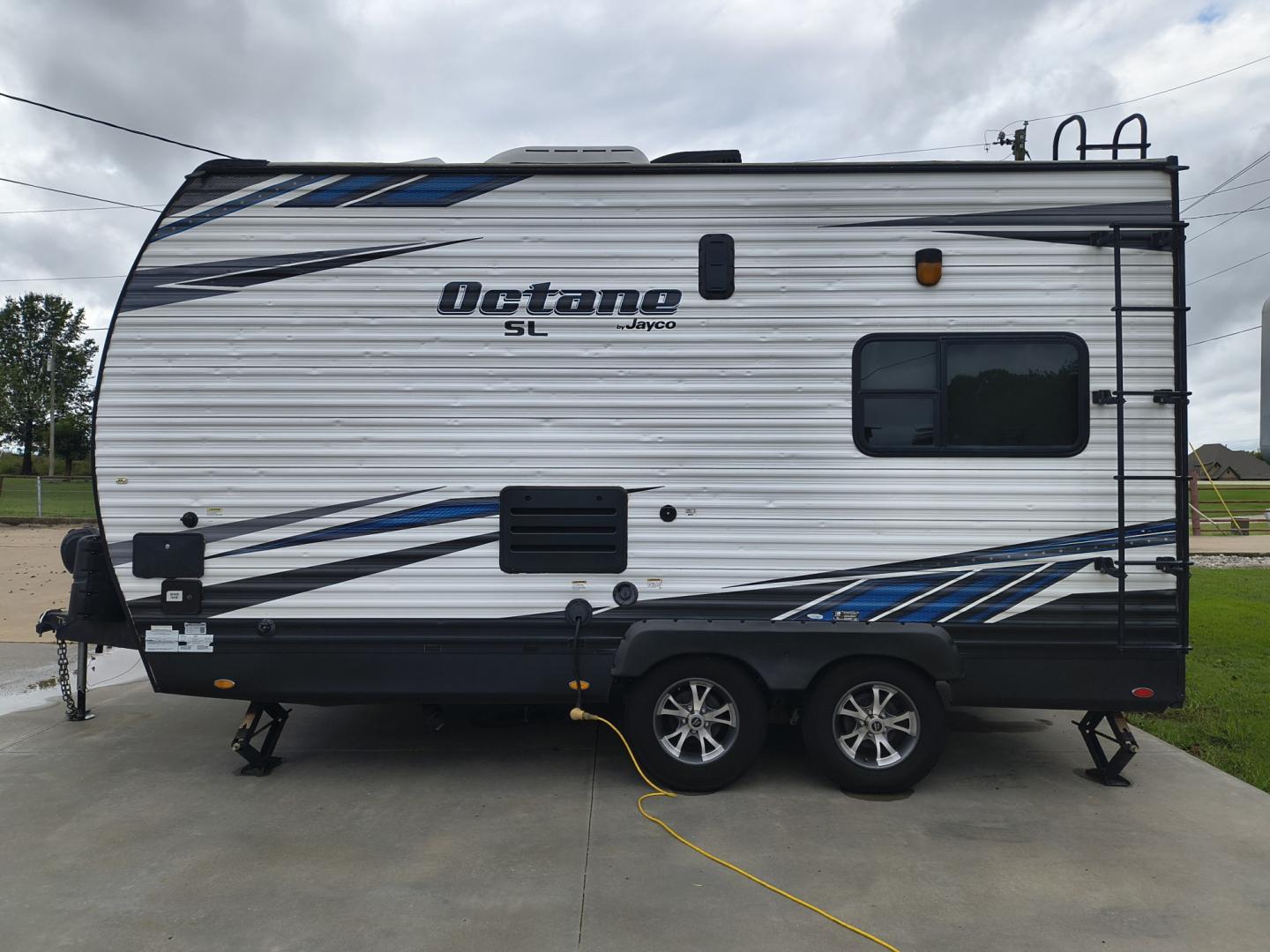 2020 White /BROWN Jayco OCTANE SL 161 161 (1UJBJSBJ7L1) , located at 17760 Hwy 62, Morris, OK, 74445, 35.609104, -95.877060 - READY FOR YOUR NEXT GETAWAY? CHECK OUT THIS 2020 JAYCO OCTANE SL 161 12FT OVERALL TOY HAULER! WHETHER YOU'RE HEADING OUT FOR A WEEKEND OF ATV RIDING, DIRT BIKING, OR RELAXING AT YOUR FAVORITE CAMPGROUND, THIS VERSATILE TOY HAULER LETS YOU BRING THE FUN WITH YOU. ENJOY THE FREEDOM OF THE OPEN ROAD AN- Photo#6