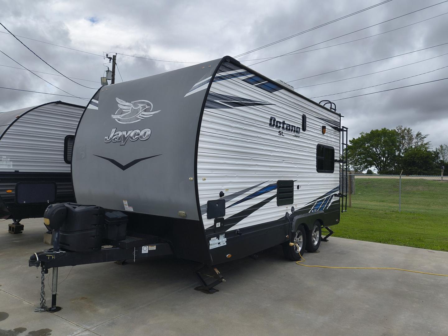 2020 White /BROWN Jayco OCTANE SL 161 161 (1UJBJSBJ7L1) , located at 17760 Hwy 62, Morris, OK, 74445, 35.609104, -95.877060 - READY FOR YOUR NEXT GETAWAY? CHECK OUT THIS 2020 JAYCO OCTANE SL 161 12FT OVERALL TOY HAULER! WHETHER YOU'RE HEADING OUT FOR A WEEKEND OF ATV RIDING, DIRT BIKING, OR RELAXING AT YOUR FAVORITE CAMPGROUND, THIS VERSATILE TOY HAULER LETS YOU BRING THE FUN WITH YOU. ENJOY THE FREEDOM OF THE OPEN ROAD AN- Photo#7
