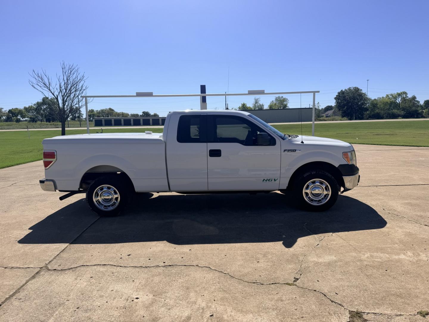 2014 White /GRAY Ford F-150 (1FTEX1CM0EK) with an 3.7L V6 DOHC 24V engine, 6A transmission, located at 17760 Hwy 62, Morris, OK, 74445, (918) 733-4887, 35.609104, -95.877060 - 2014 FORD F-150 2WD 3.7L V6 BI-FUEL SYSTEM RUNS ON CNG OR GASOLINE. FEATURES KEYLESS REMOTE ENTRY, POWER LOCKS, POWER WINDOWS, AM/FM TOUCHSCREEN STEREO, AUXILLARY PORT, CRUISE CONTROL, TRACTION CONTROL, MULTI-FUNCTIONING STEERING WHEEL CONTROLS, TRAILER HITCH, AND BED COVER. HAS 216,675 MILES WITH- Photo#3