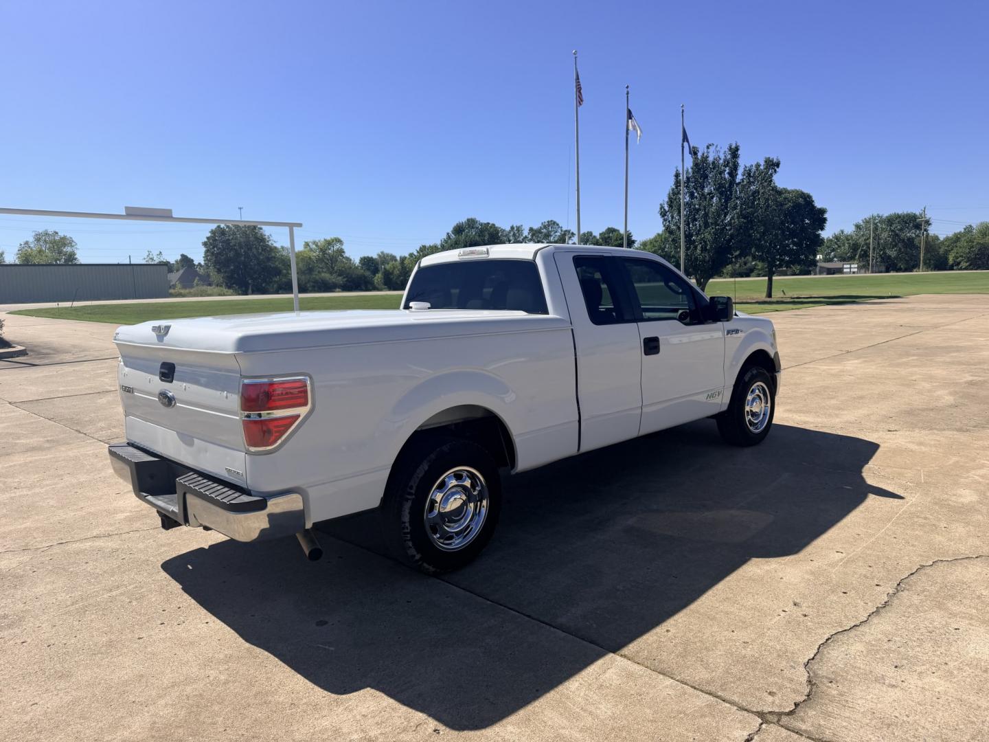 2014 White /GRAY Ford F-150 (1FTEX1CM0EK) with an 3.7L V6 DOHC 24V engine, 6A transmission, located at 17760 Hwy 62, Morris, OK, 74445, (918) 733-4887, 35.609104, -95.877060 - 2014 FORD F-150 2WD 3.7L V6 BI-FUEL SYSTEM RUNS ON CNG OR GASOLINE. FEATURES KEYLESS REMOTE ENTRY, POWER LOCKS, POWER WINDOWS, AM/FM TOUCHSCREEN STEREO, AUXILLARY PORT, CRUISE CONTROL, TRACTION CONTROL, MULTI-FUNCTIONING STEERING WHEEL CONTROLS, TRAILER HITCH, AND BED COVER. HAS 216,675 MILES WITH- Photo#4