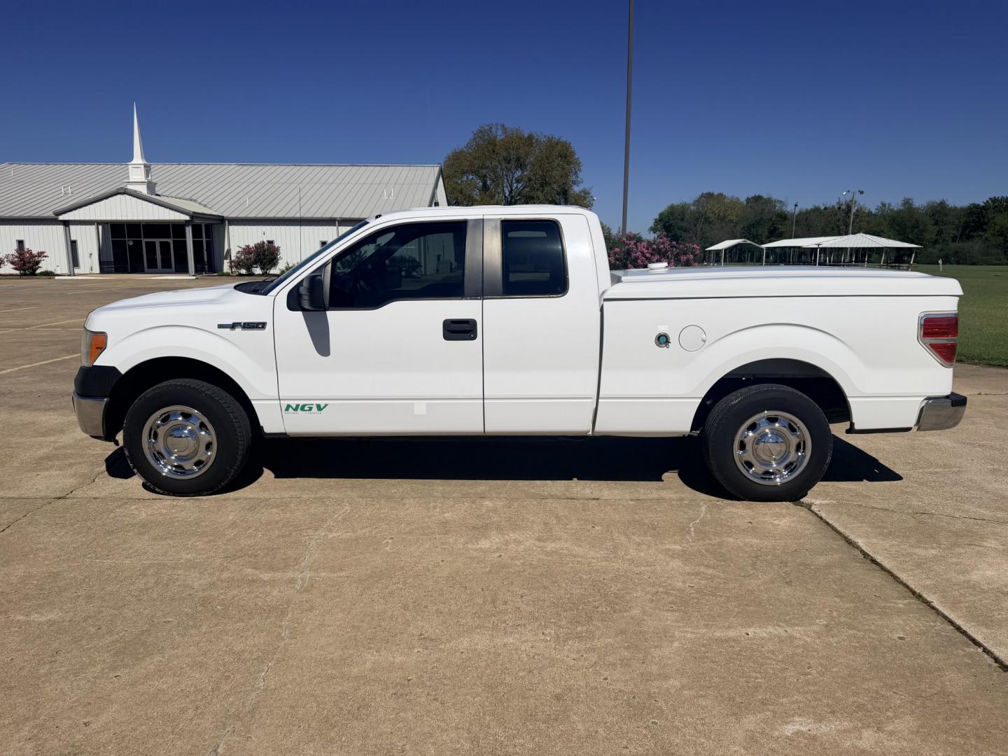 2014 White /GRAY Ford F-150 (1FTEX1CM0EK) with an 3.7L V6 DOHC 24V engine, 6A transmission, located at 17760 Hwy 62, Morris, OK, 74445, (918) 733-4887, 35.609104, -95.877060 - 2014 FORD F-150 2WD 3.7L V6 BI-FUEL SYSTEM RUNS ON CNG OR GASOLINE. FEATURES KEYLESS REMOTE ENTRY, POWER LOCKS, POWER WINDOWS, AM/FM TOUCHSCREEN STEREO, AUXILLARY PORT, CRUISE CONTROL, TRACTION CONTROL, MULTI-FUNCTIONING STEERING WHEEL CONTROLS, TRAILER HITCH, AND BED COVER. HAS 216,675 MILES WITH- Photo#7