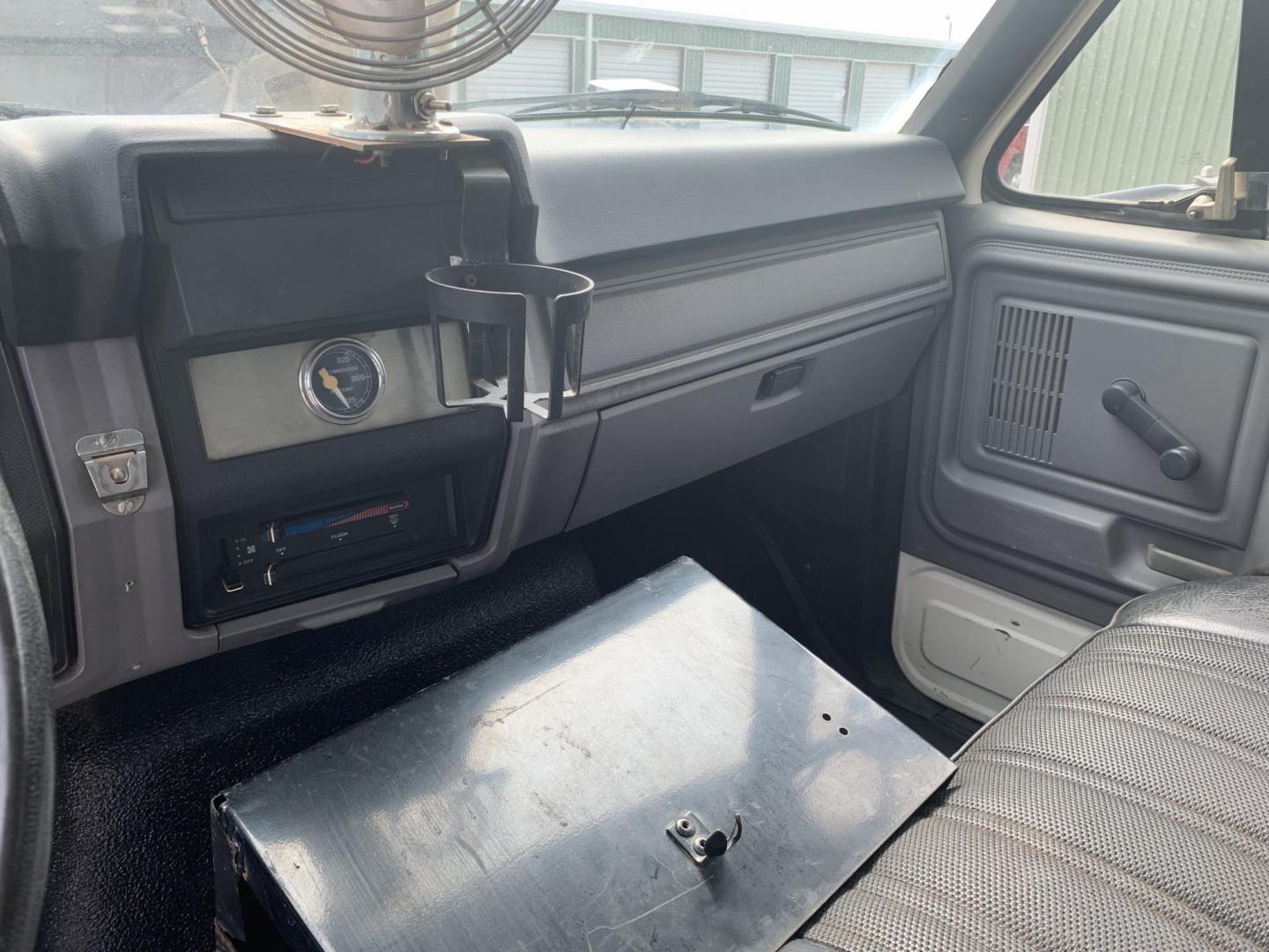 1998 WHITE/BLACK /BLACK Ford DUMP TRUCK (1FDXF80C9WV) , AUTO transmission, located at 17760 Hwy 62, Morris, OK, 74445, (918) 733-4887, 35.609104, -95.877060 - Photo#12