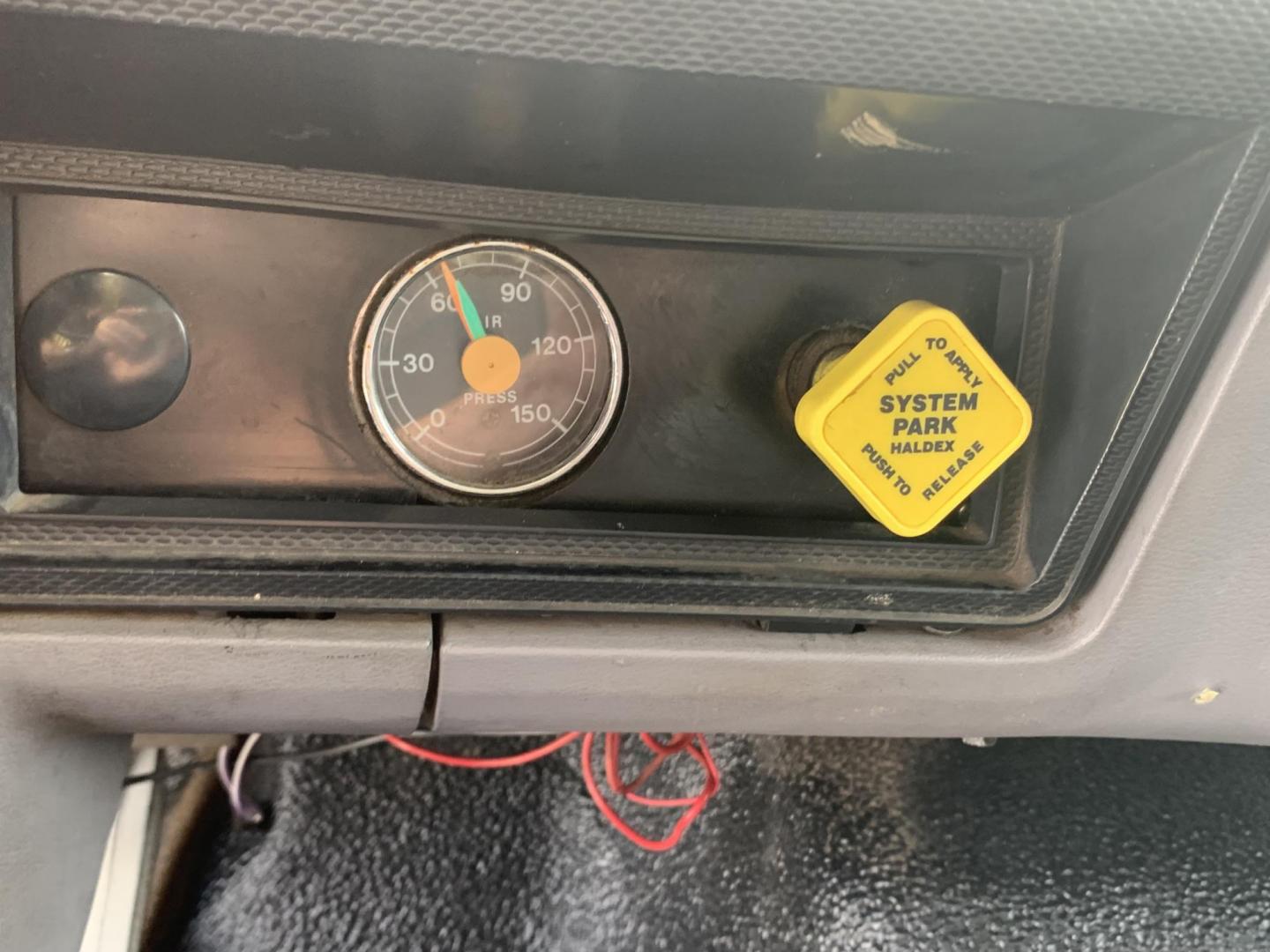 1998 WHITE/BLACK /BLACK Ford DUMP TRUCK (1FDXF80C9WV) , AUTO transmission, located at 17760 Hwy 62, Morris, OK, 74445, (918) 733-4887, 35.609104, -95.877060 - Photo#16