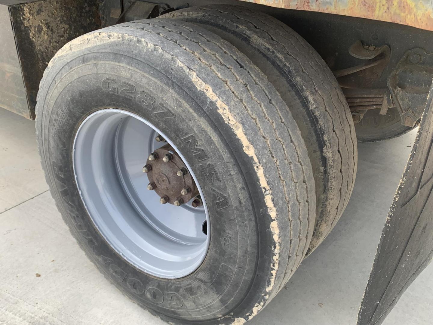 1998 WHITE/BLACK /BLACK Ford DUMP TRUCK (1FDXF80C9WV) , AUTO transmission, located at 17760 Hwy 62, Morris, OK, 74445, (918) 733-4887, 35.609104, -95.877060 - Photo#19