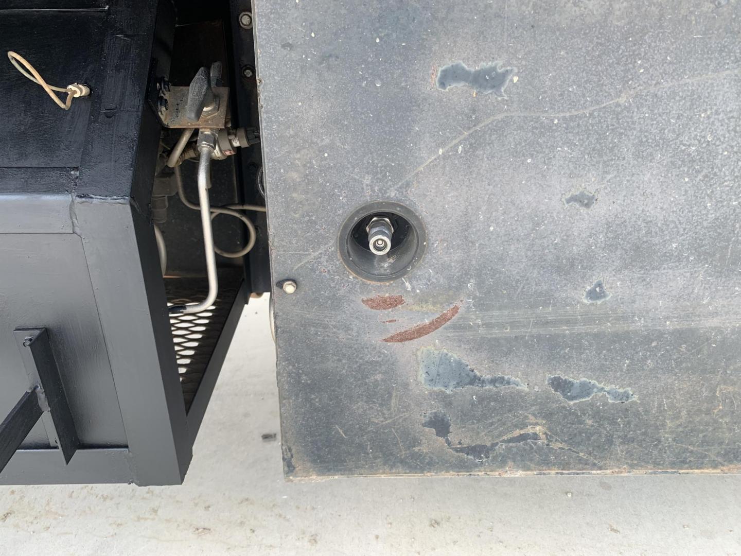 1998 WHITE/BLACK /BLACK Ford DUMP TRUCK (1FDXF80C9WV) , AUTO transmission, located at 17760 Hwy 62, Morris, OK, 74445, (918) 733-4887, 35.609104, -95.877060 - Photo#23
