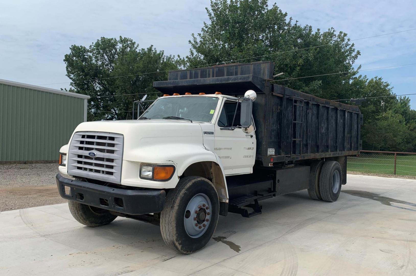 1998 WHITE/BLACK /BLACK Ford DUMP TRUCK (1FDXF80C9WV) , AUTO transmission, located at 17760 Hwy 62, Morris, OK, 74445, (918) 733-4887, 35.609104, -95.877060 - Photo#0