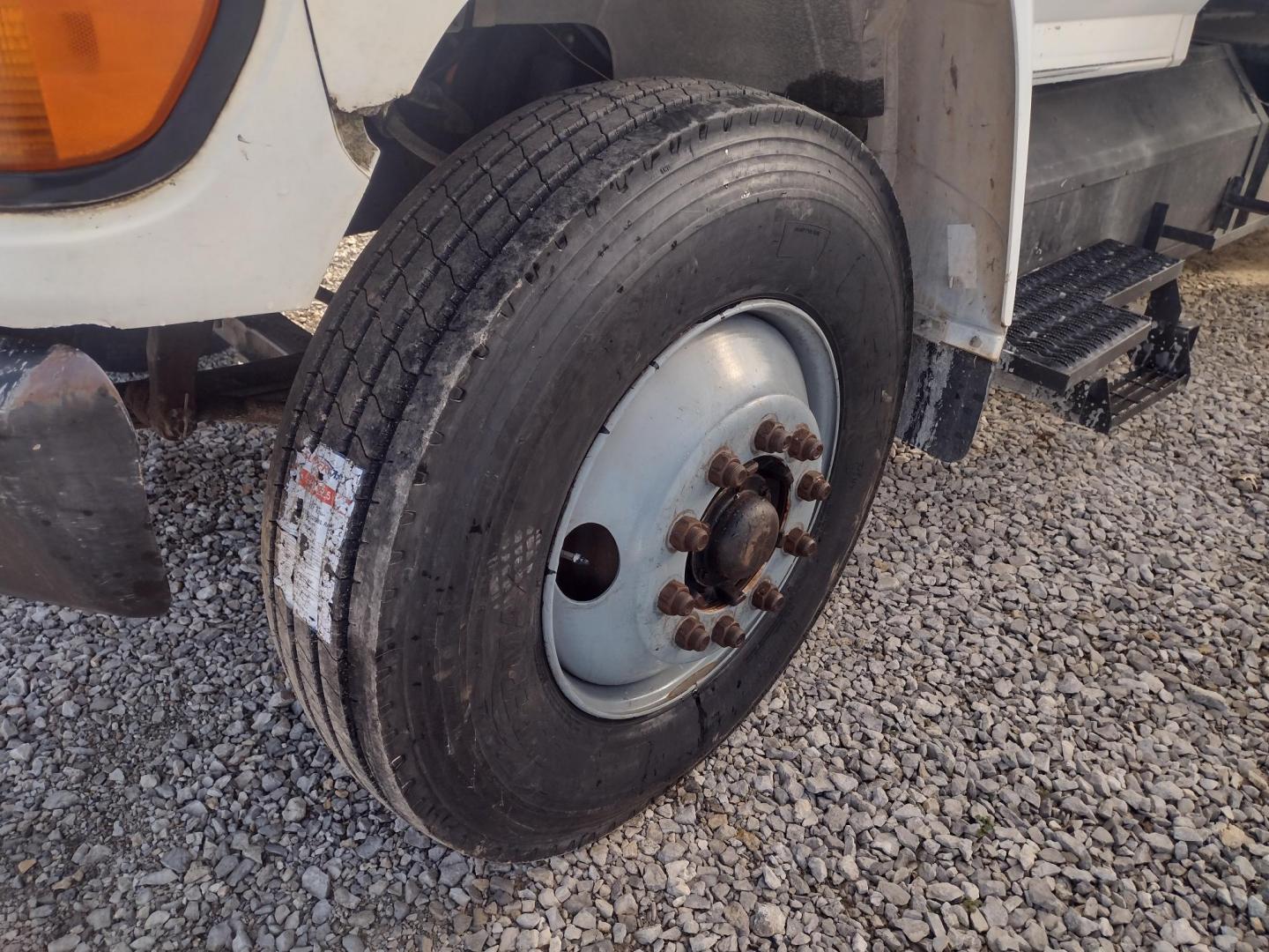 1998 WHITE/BLACK /BLACK Ford DUMP TRUCK (1FDXF80C9WV) , AUTO transmission, located at 17760 Hwy 62, Morris, OK, 74445, (918) 733-4887, 35.609104, -95.877060 - Photo#17