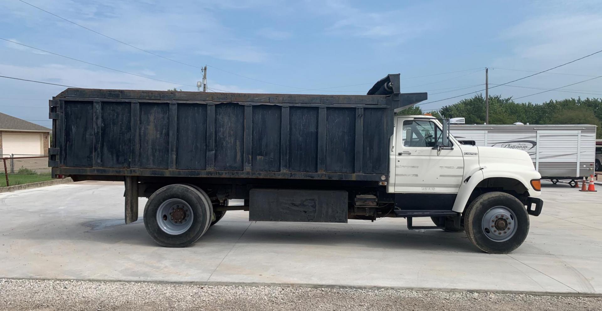 1998 WHITE/BLACK /BLACK Ford DUMP TRUCK (1FDXF80C9WV) , AUTO transmission, located at 17760 Hwy 62, Morris, OK, 74445, (918) 733-4887, 35.609104, -95.877060 - Photo#3