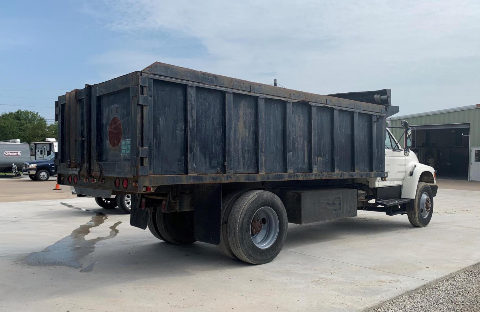 1998 WHITE/BLACK /BLACK Ford DUMP TRUCK (1FDXF80C9WV) , AUTO transmission, located at 17760 Hwy 62, Morris, OK, 74445, (918) 733-4887, 35.609104, -95.877060 - Photo#4
