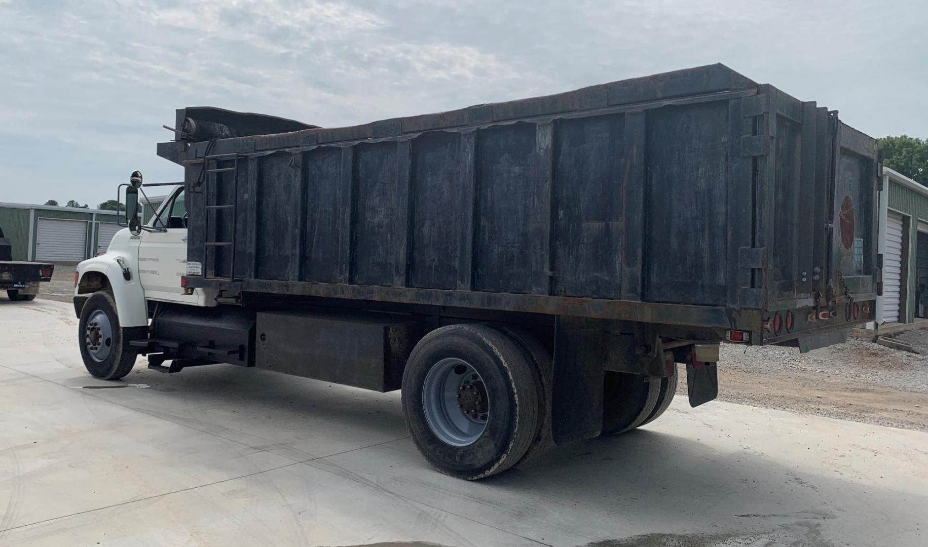 1998 WHITE/BLACK /BLACK Ford DUMP TRUCK (1FDXF80C9WV) , AUTO transmission, located at 17760 Hwy 62, Morris, OK, 74445, (918) 733-4887, 35.609104, -95.877060 - Photo#6