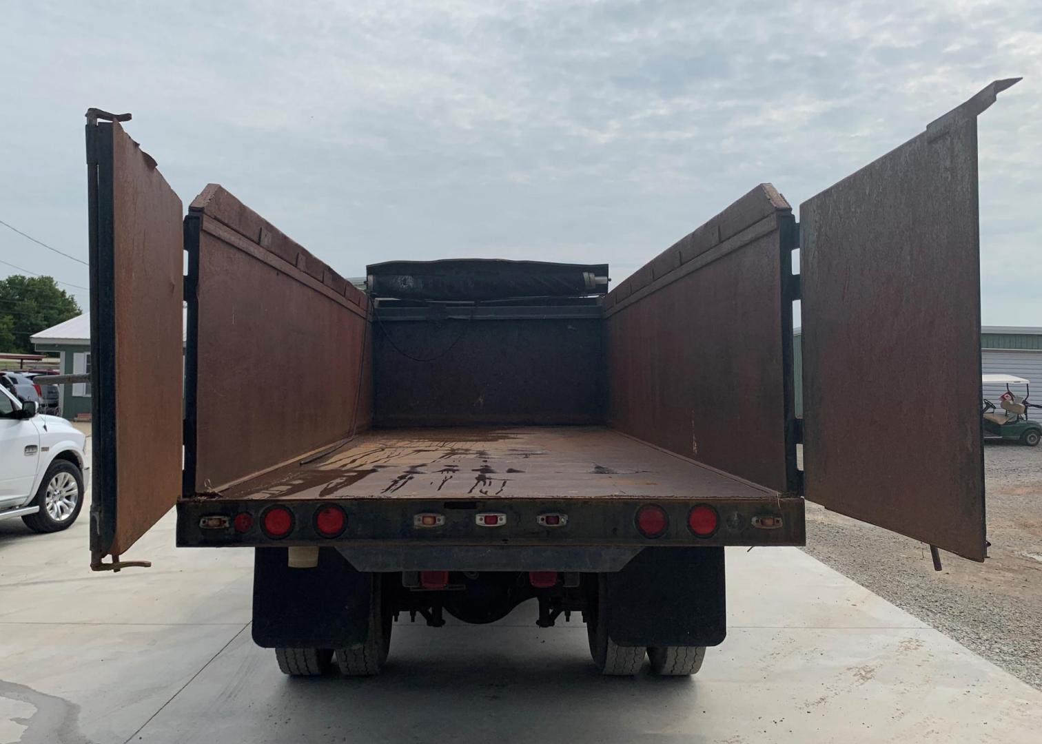 1998 WHITE/BLACK /BLACK Ford DUMP TRUCK (1FDXF80C9WV) , AUTO transmission, located at 17760 Hwy 62, Morris, OK, 74445, (918) 733-4887, 35.609104, -95.877060 - Photo#7