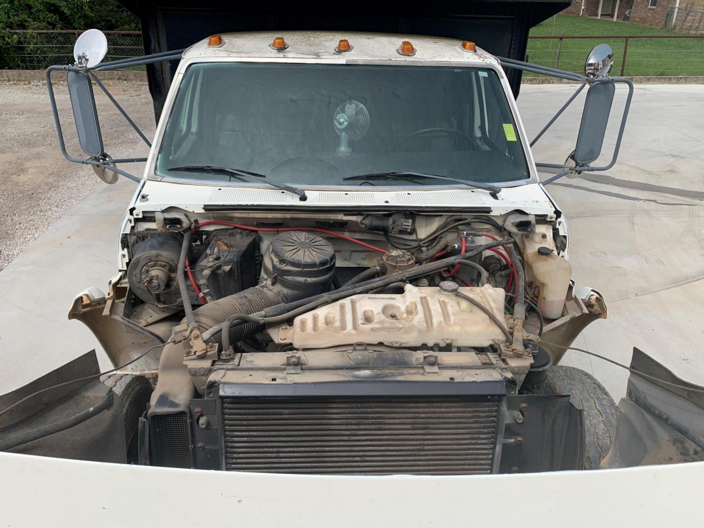 1998 WHITE/BLACK /BLACK Ford DUMP TRUCK (1FDXF80C9WV) , AUTO transmission, located at 17760 Hwy 62, Morris, OK, 74445, (918) 733-4887, 35.609104, -95.877060 - Photo#8