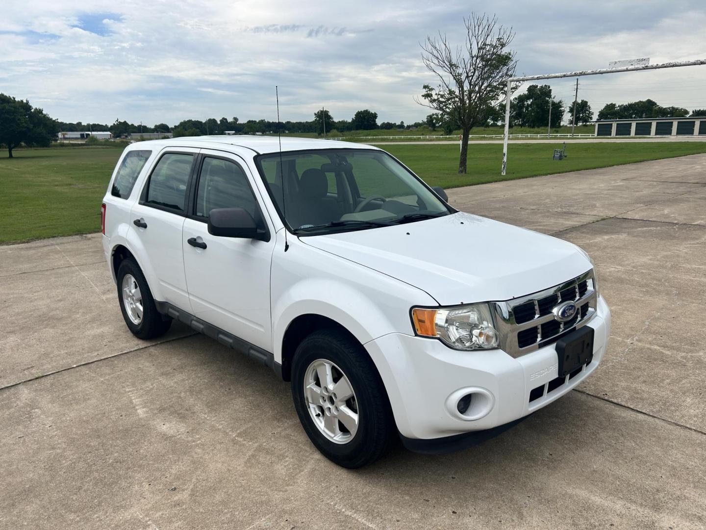 2011 WHITE /Gray Ford Escape (1FMCU9C75BK) with an 2.5L L4 DOHC 16V engine, 6-Speed Automatic transmission, located at 17760 Hwy 62, Morris, OK, 74445, (918) 733-4887, 35.609104, -95.877060 - 2011 FORD ESCAPE AWD AND HAS THE 2.5L L4 ENGINE. DEDICATED CNG ONLY RUNS ON COMPRESSED NATURAL GAS. IT FEATURES CLOTH INTERIOR, MANUAL SEATS, POWER WINDOWS, POWER LOCKS,CRUISE CONTROL, AM/FM RADIO, SIRIUS RADIO, CD PLAYER, AUXILARY PORT, AND HAND FREE CALLING. TIRES 235/70R16 AND ONLY HAS 111,801 M - Photo#2