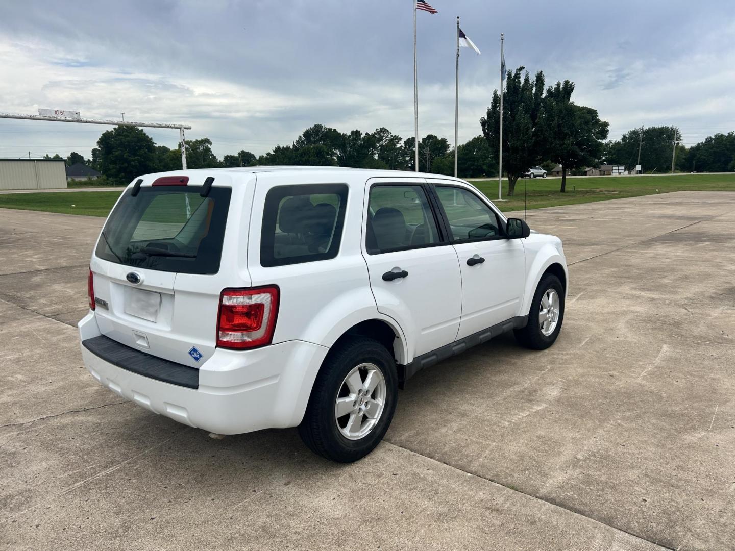 2011 WHITE /Gray Ford Escape (1FMCU9C75BK) with an 2.5L L4 DOHC 16V engine, 6-Speed Automatic transmission, located at 17760 Hwy 62, Morris, OK, 74445, (918) 733-4887, 35.609104, -95.877060 - 2011 FORD ESCAPE AWD AND HAS THE 2.5L L4 ENGINE. DEDICATED CNG ONLY RUNS ON COMPRESSED NATURAL GAS. IT FEATURES CLOTH INTERIOR, MANUAL SEATS, POWER WINDOWS, POWER LOCKS,CRUISE CONTROL, AM/FM RADIO, SIRIUS RADIO, CD PLAYER, AUXILARY PORT, AND HAND FREE CALLING. TIRES 235/70R16 AND ONLY HAS 111,801 M - Photo#4