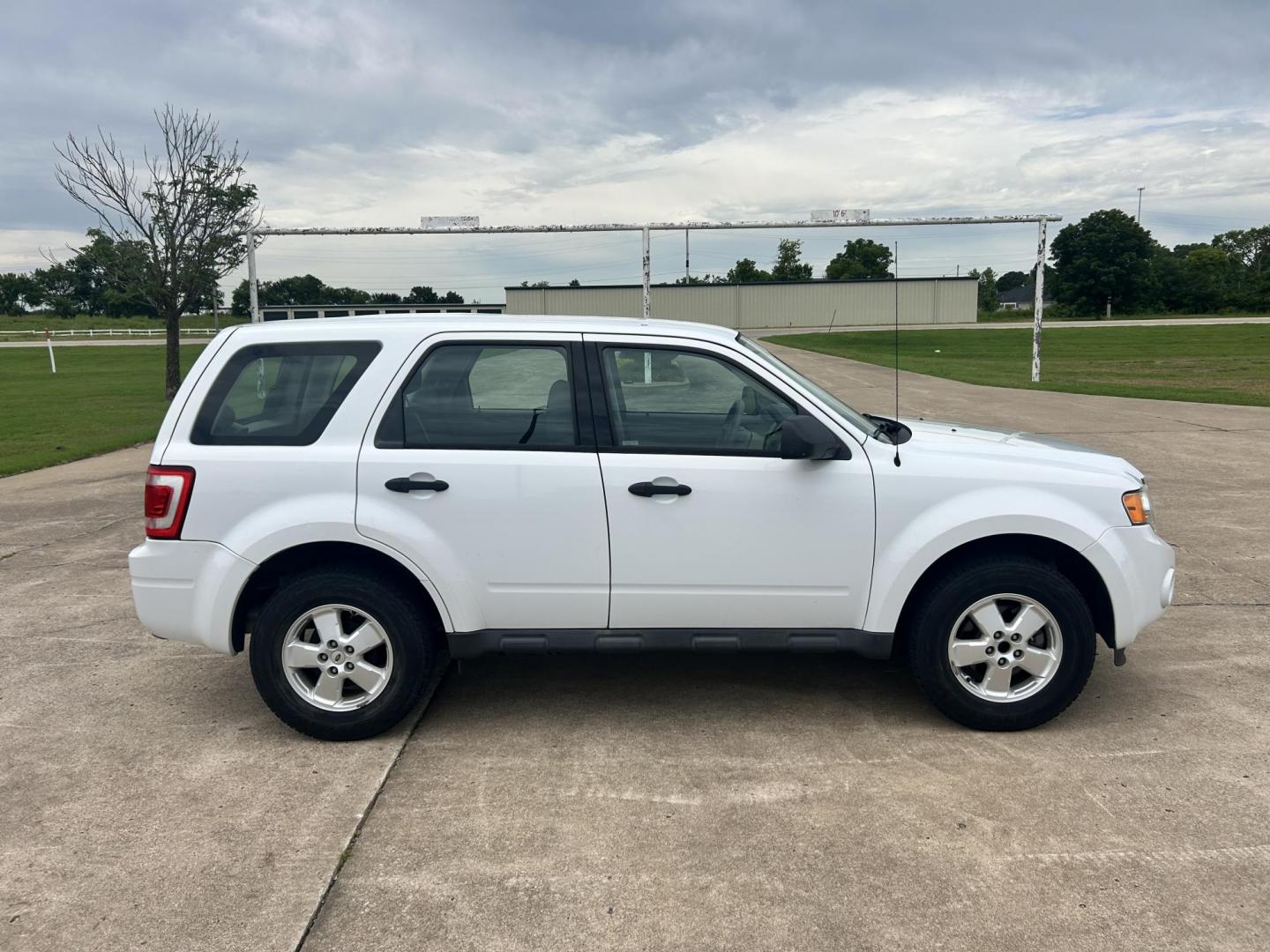 2011 WHITE /Gray Ford Escape (1FMCU9C75BK) with an 2.5L L4 DOHC 16V engine, 6-Speed Automatic transmission, located at 17760 Hwy 62, Morris, OK, 74445, (918) 733-4887, 35.609104, -95.877060 - 2011 FORD ESCAPE AWD AND HAS THE 2.5L L4 ENGINE. DEDICATED CNG ONLY RUNS ON COMPRESSED NATURAL GAS. IT FEATURES CLOTH INTERIOR, MANUAL SEATS, POWER WINDOWS, POWER LOCKS,CRUISE CONTROL, AM/FM RADIO, SIRIUS RADIO, CD PLAYER, AUXILARY PORT, AND HAND FREE CALLING. TIRES 235/70R16 AND ONLY HAS 111,801 M - Photo#3