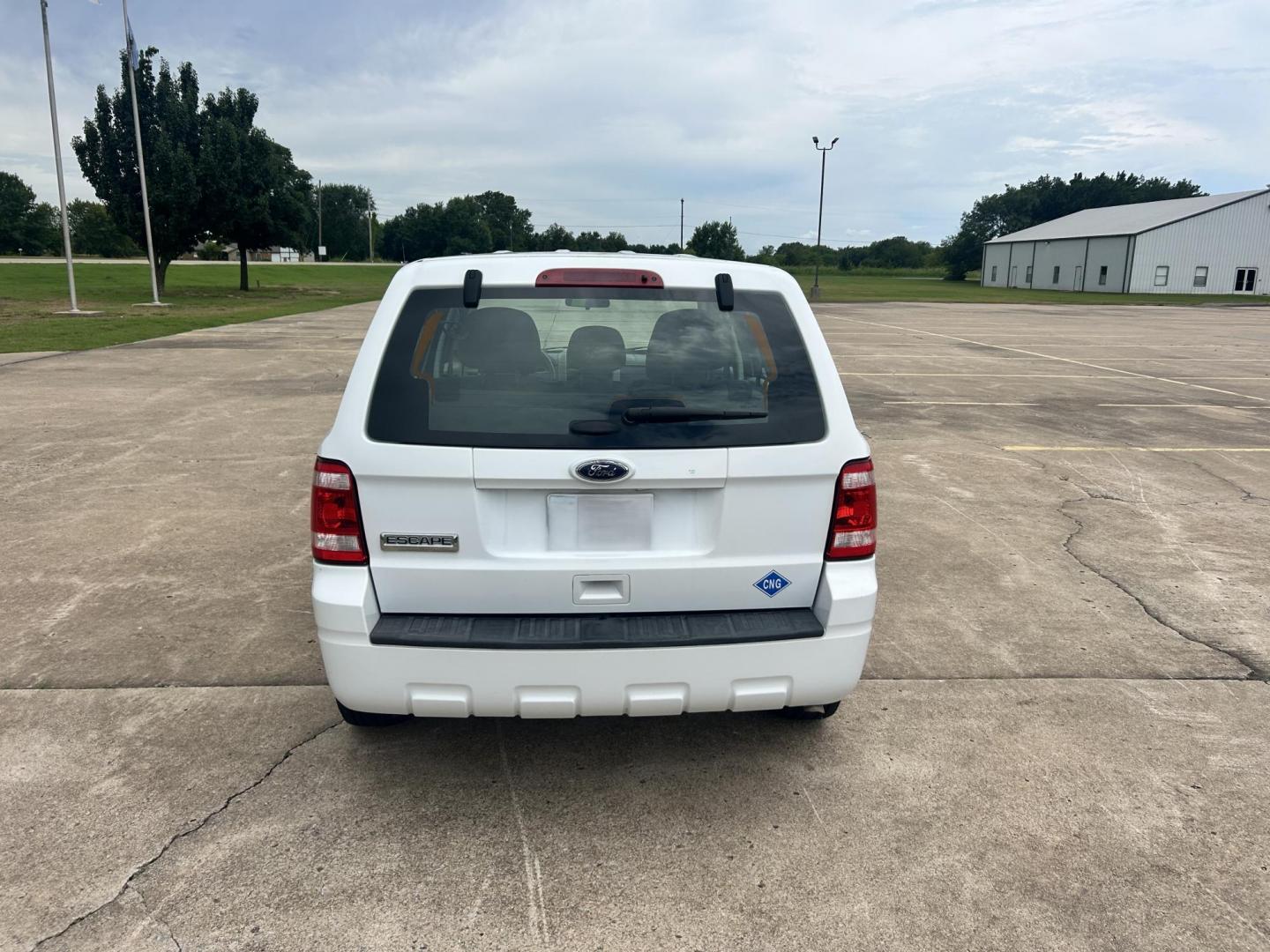 2011 WHITE /Gray Ford Escape (1FMCU9C75BK) with an 2.5L L4 DOHC 16V engine, 6-Speed Automatic transmission, located at 17760 Hwy 62, Morris, OK, 74445, (918) 733-4887, 35.609104, -95.877060 - 2011 FORD ESCAPE AWD AND HAS THE 2.5L L4 ENGINE. DEDICATED CNG ONLY RUNS ON COMPRESSED NATURAL GAS. IT FEATURES CLOTH INTERIOR, MANUAL SEATS, POWER WINDOWS, POWER LOCKS,CRUISE CONTROL, AM/FM RADIO, SIRIUS RADIO, CD PLAYER, AUXILARY PORT, AND HAND FREE CALLING. TIRES 235/70R16 AND ONLY HAS 111,801 M - Photo#5
