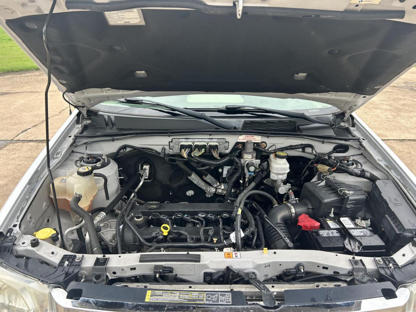 2011 WHITE /Gray Ford Escape (1FMCU9C75BK) with an 2.5L L4 DOHC 16V engine, 6-Speed Automatic transmission, located at 17760 Hwy 62, Morris, OK, 74445, (918) 733-4887, 35.609104, -95.877060 - 2011 FORD ESCAPE AWD AND HAS THE 2.5L L4 ENGINE. DEDICATED CNG ONLY RUNS ON COMPRESSED NATURAL GAS. IT FEATURES CLOTH INTERIOR, MANUAL SEATS, POWER WINDOWS, POWER LOCKS,CRUISE CONTROL, AM/FM RADIO, SIRIUS RADIO, CD PLAYER, AUXILARY PORT, AND HAND FREE CALLING. TIRES 235/70R16 AND ONLY HAS 111,801 M - Photo#17